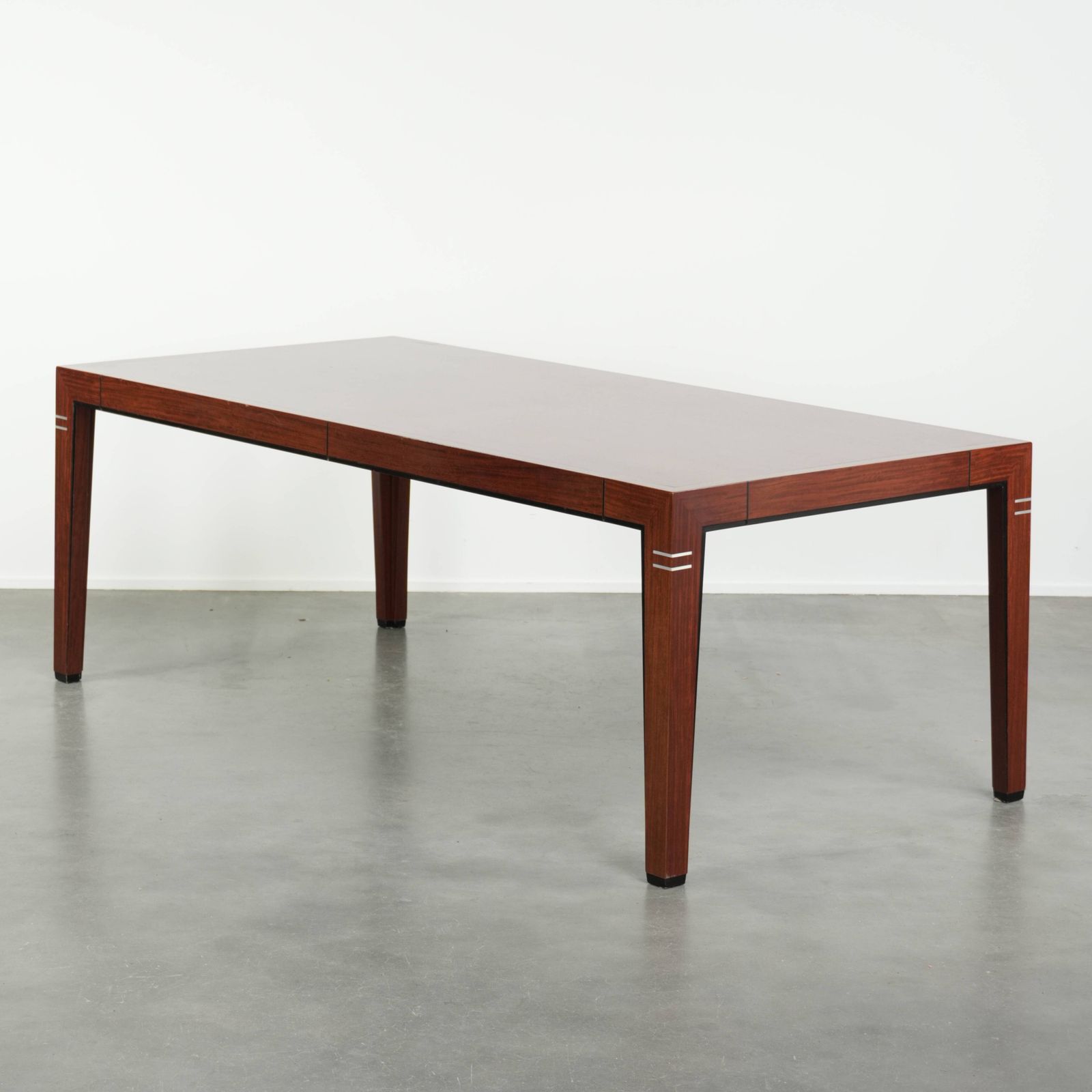 Ruime art deco design eettafel voor 6 personen van Schuitema uit de Decoforma serie met unieke details.