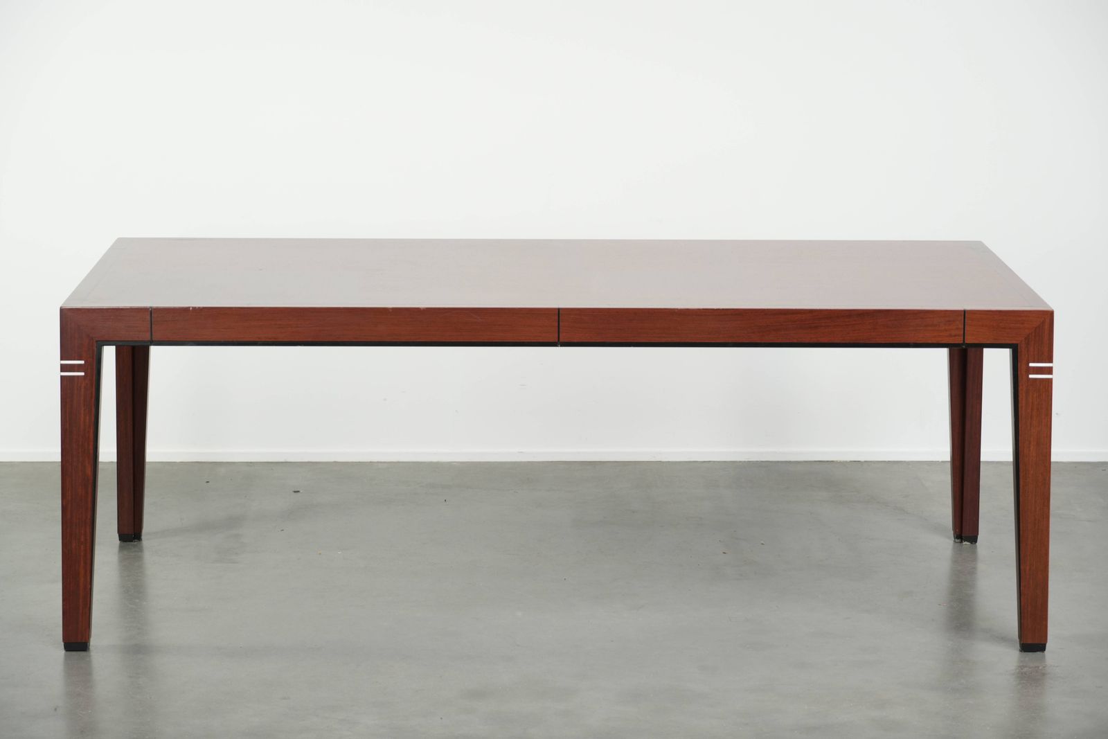 Ruime art deco design eettafel voor 6 personen van Schuitema uit de Decoforma serie met unieke details. photo furniture