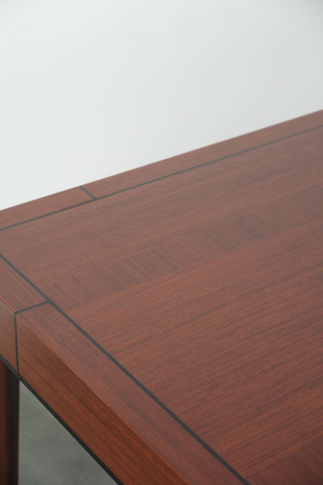 photo furniture Ruime art deco design eettafel voor 6 personen van Schuitema uit de Decoforma serie met unieke details.