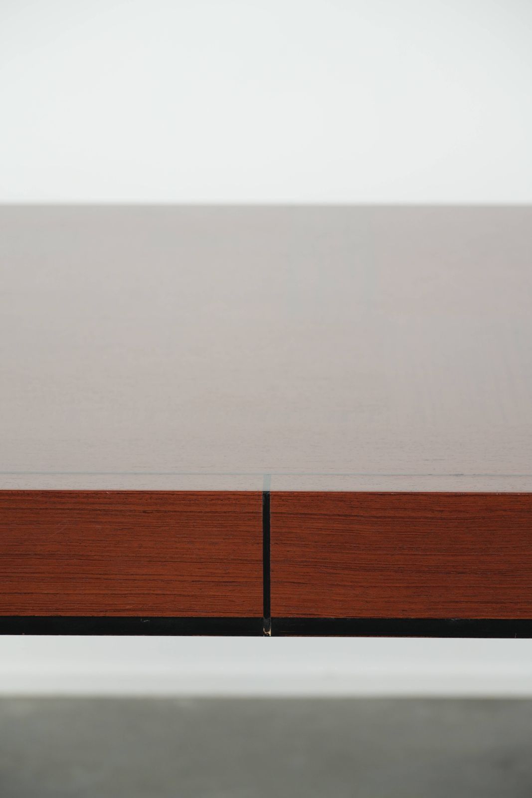 photo for sale Ruime art deco design eettafel voor 6 personen van Schuitema uit de Decoforma serie met unieke details.