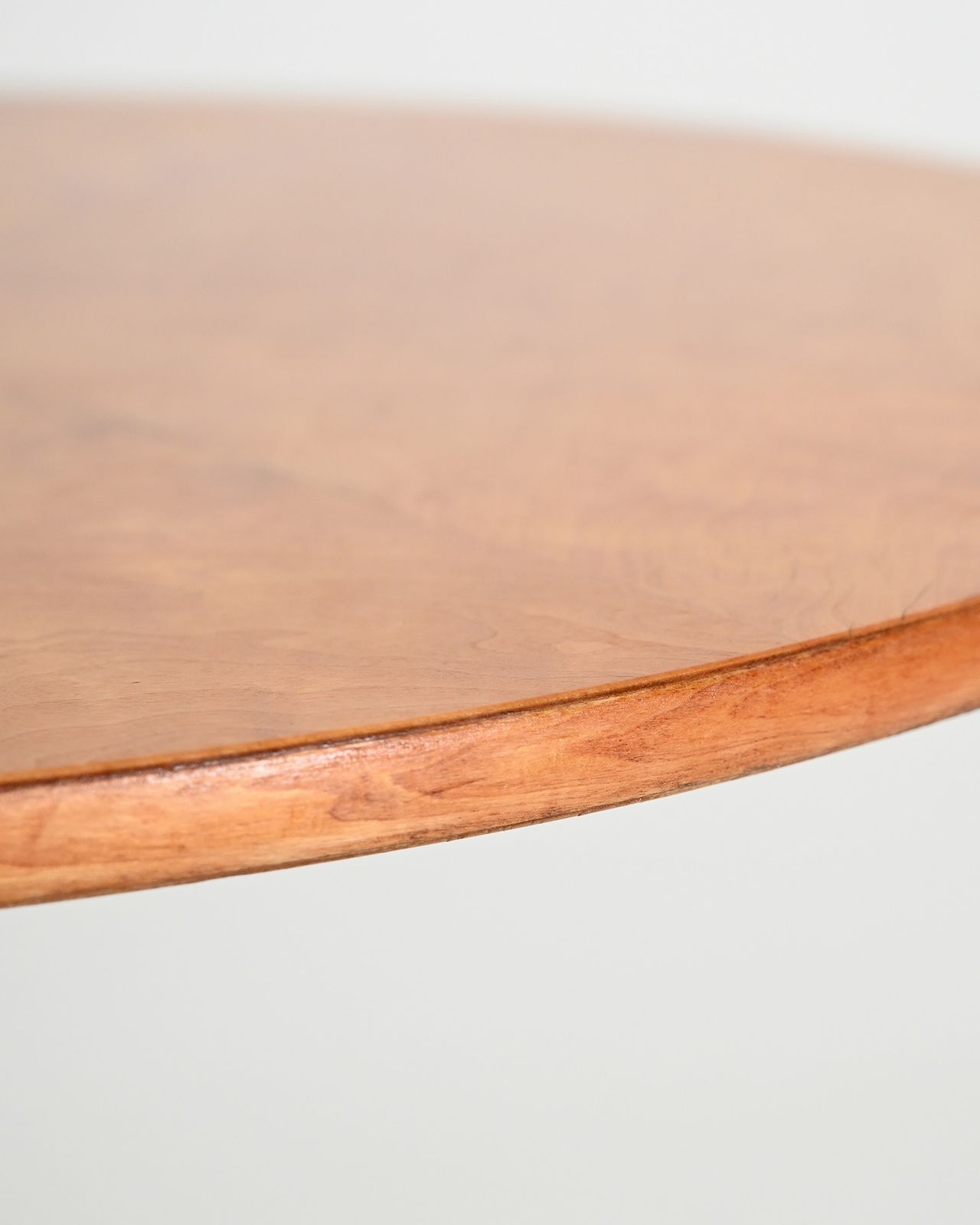Ronde salontafel van iepenhout, jaren 1940 photo for sale