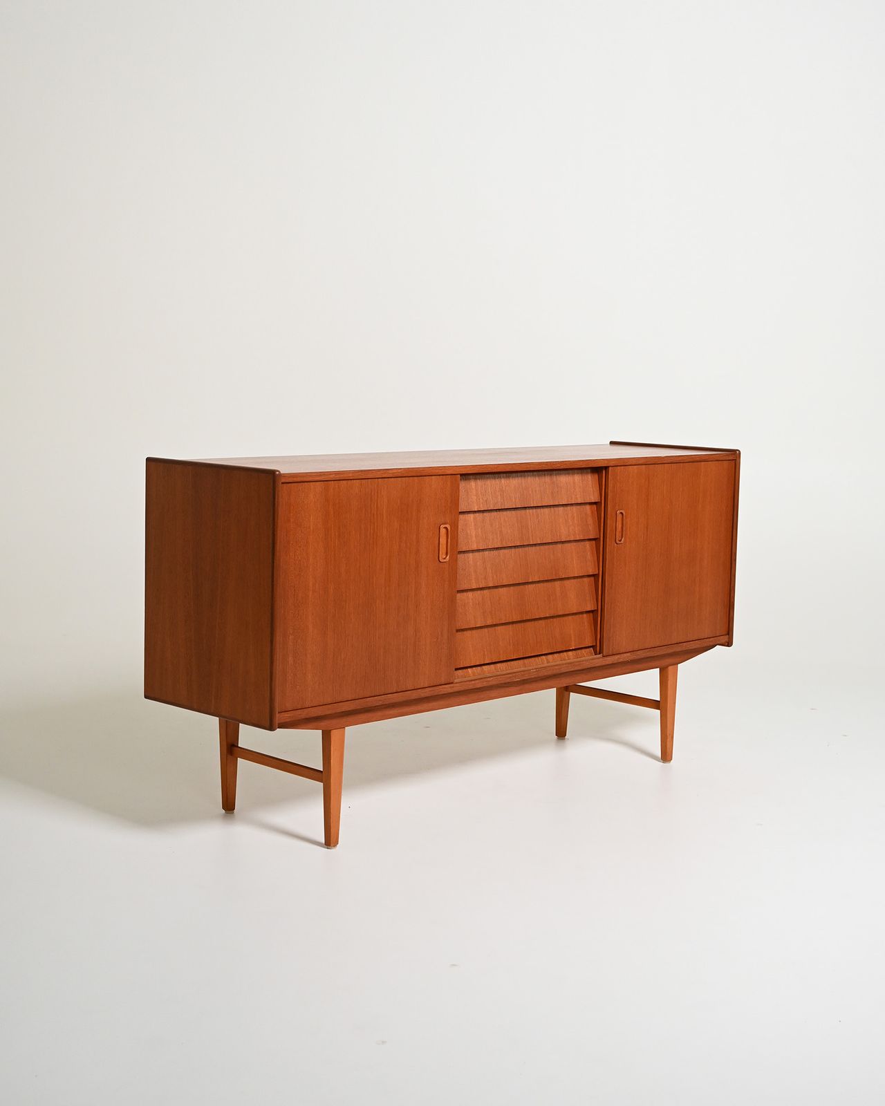 Scandinavisch teakhouten dressoir met schuifdeuren, jaren 1960 photo furniture
