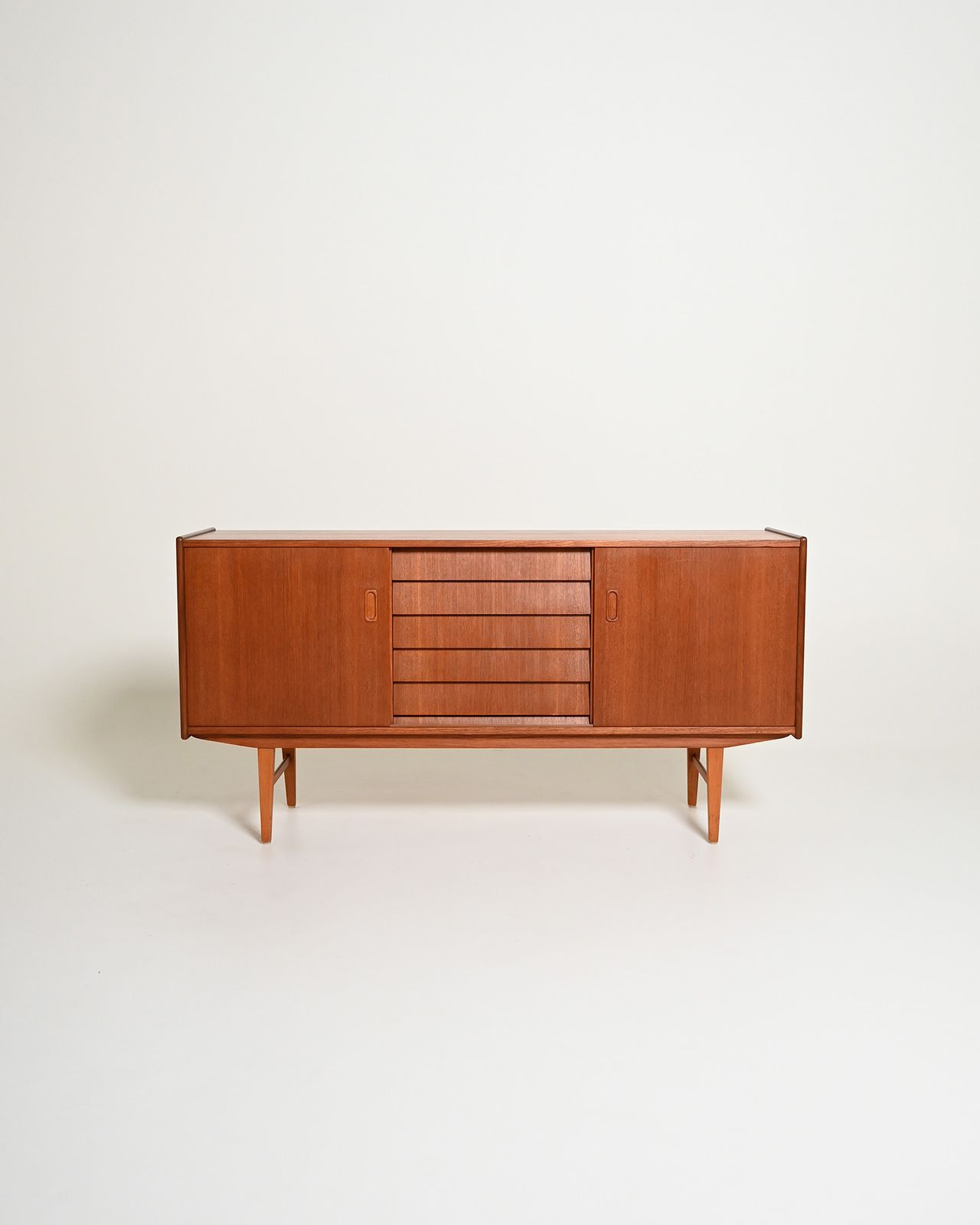 Scandinavisch teakhouten dressoir met schuifdeuren, jaren 1960