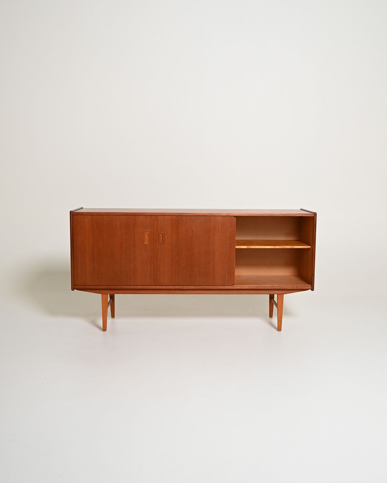 Scandinavisch teakhouten dressoir met schuifdeuren, jaren 1960 photo Meubels