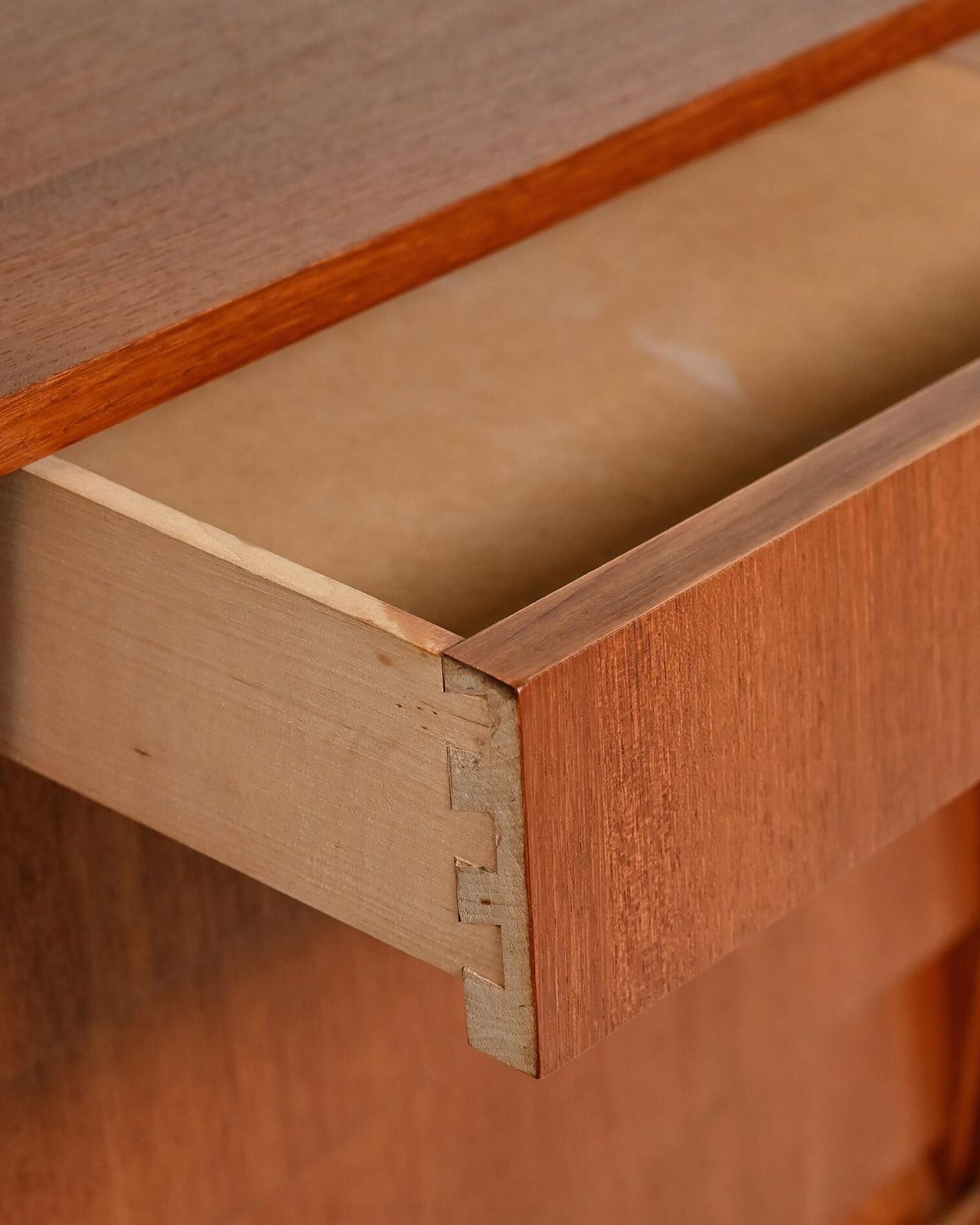 photo furniture Scandinavisch teakhouten dressoir met schuifdeuren, jaren 1960