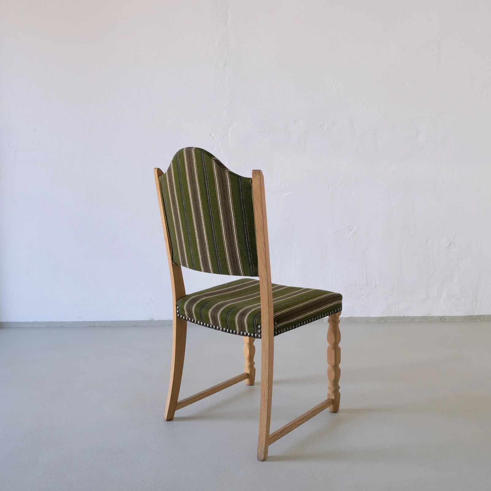 Henning Kjaernulf Carved Oak Dining Chairs | Set Of 6| Denmark | 1950s photo vinterior
