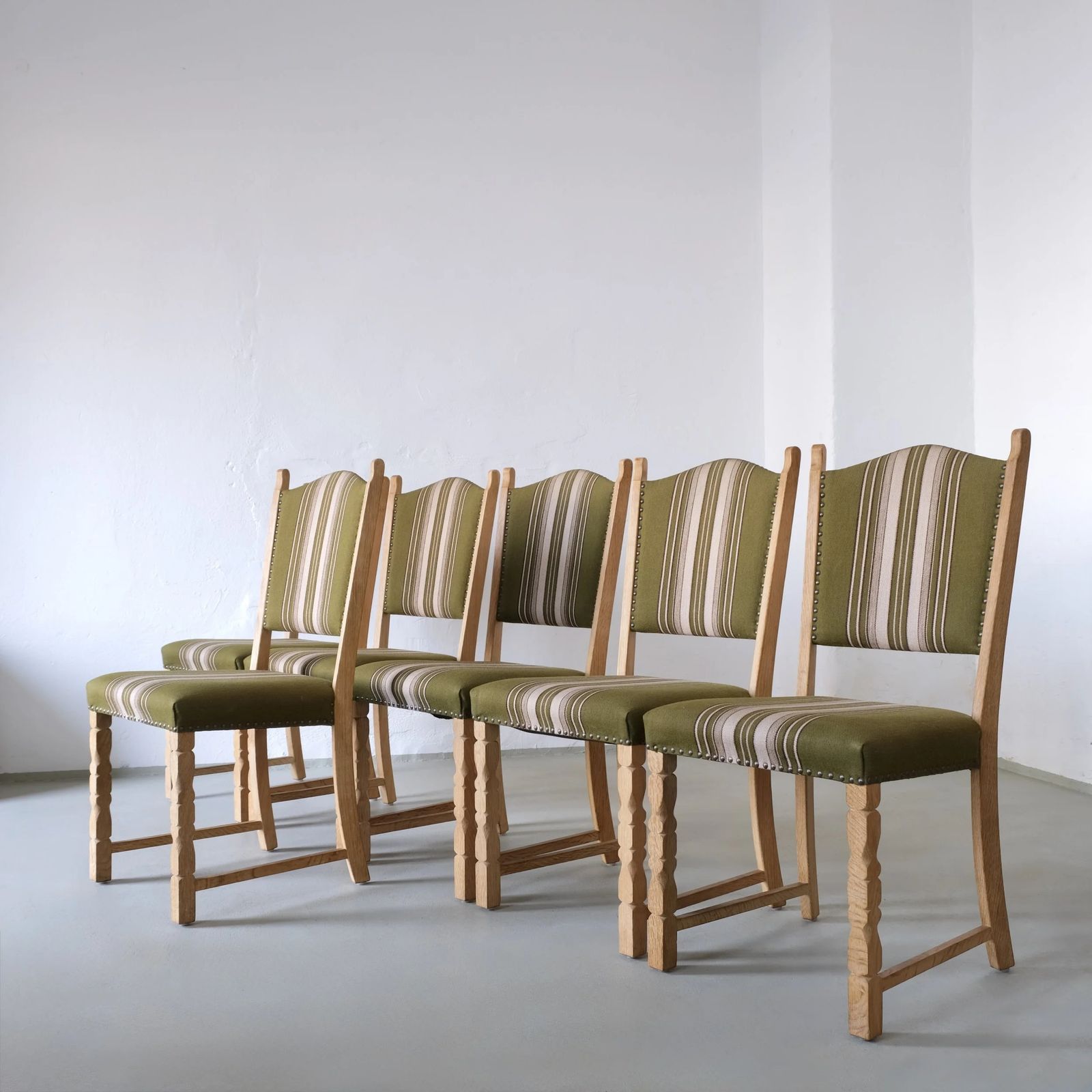 6 Eikenhouten Eetkamerstoelen van Henning Kjaernulf, Denemarken, jaren 1950