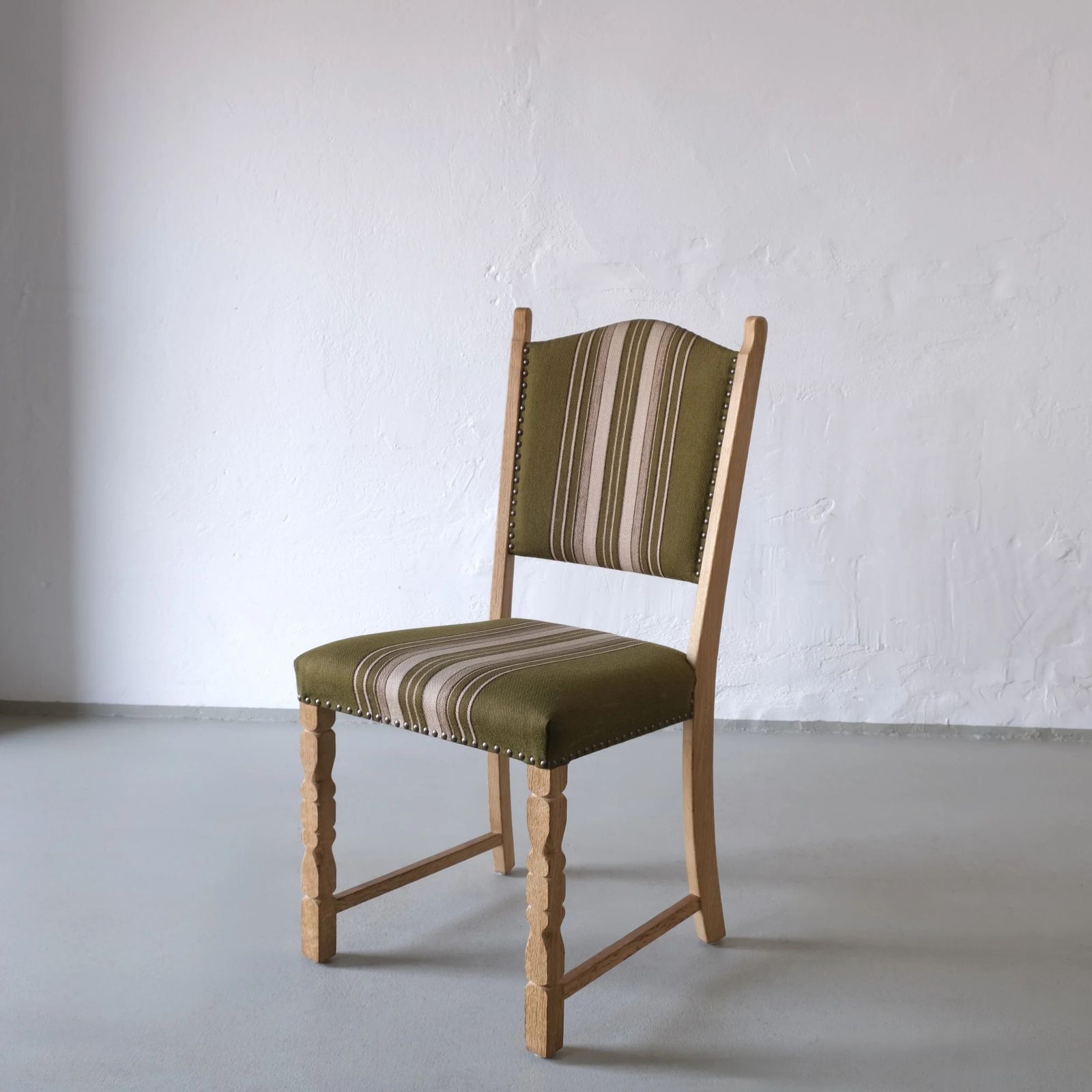 6 Eikenhouten Eetkamerstoelen van Henning Kjaernulf, Denemarken, jaren 1950 photo vinterior