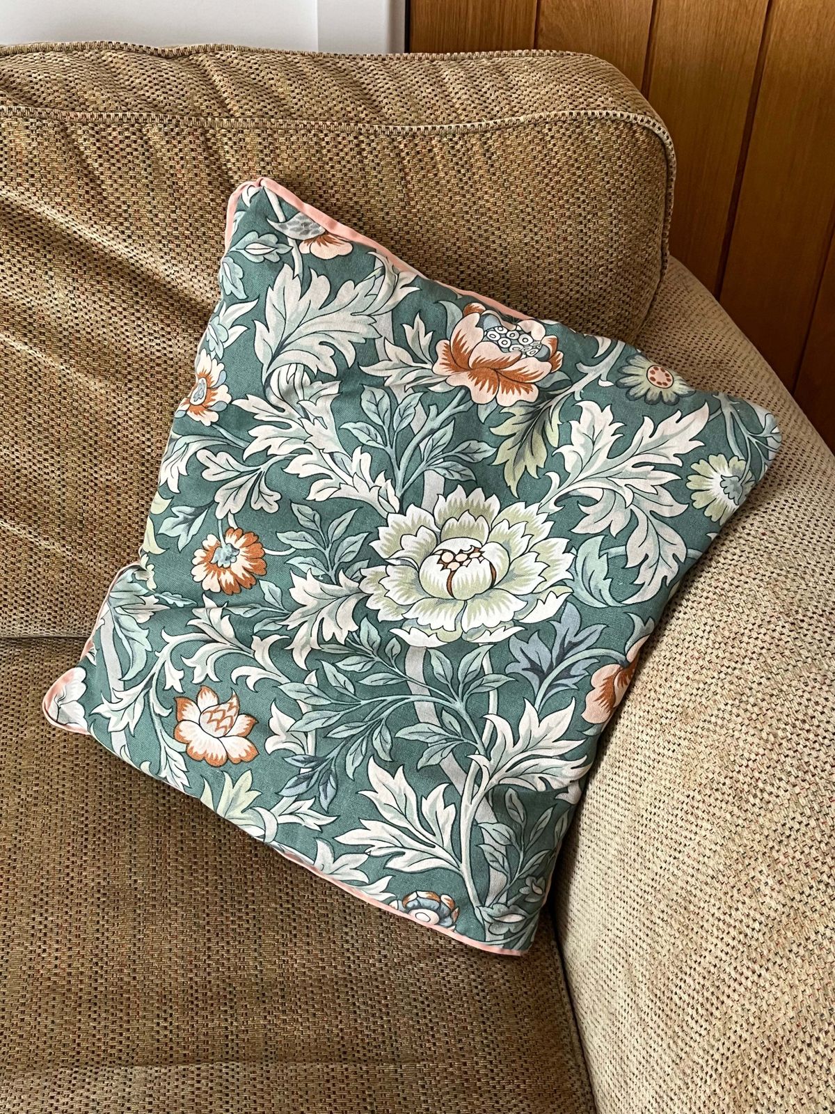 photo furniture Geweven kussen in William Morris Art Nouveau bloemstijl, 20e eeuw