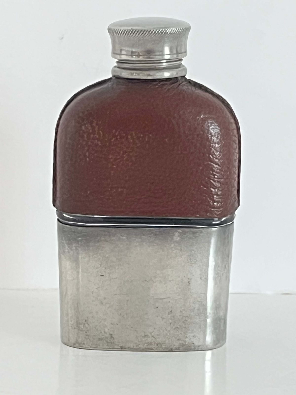 Antiek damesheupflesje, glas en leer, tinnen beker, ca. 1890 photo for sale