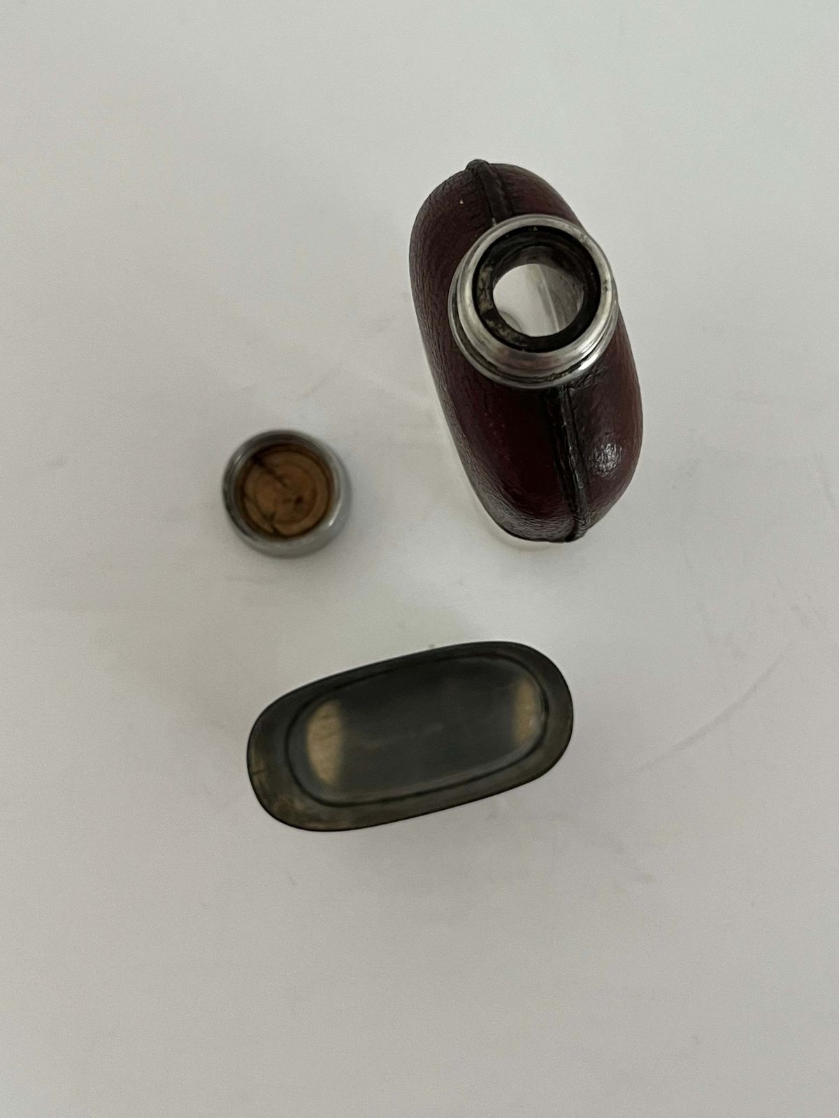 Antiek damesheupflesje, glas en leer, tinnen beker, ca. 1890 photo vinterior