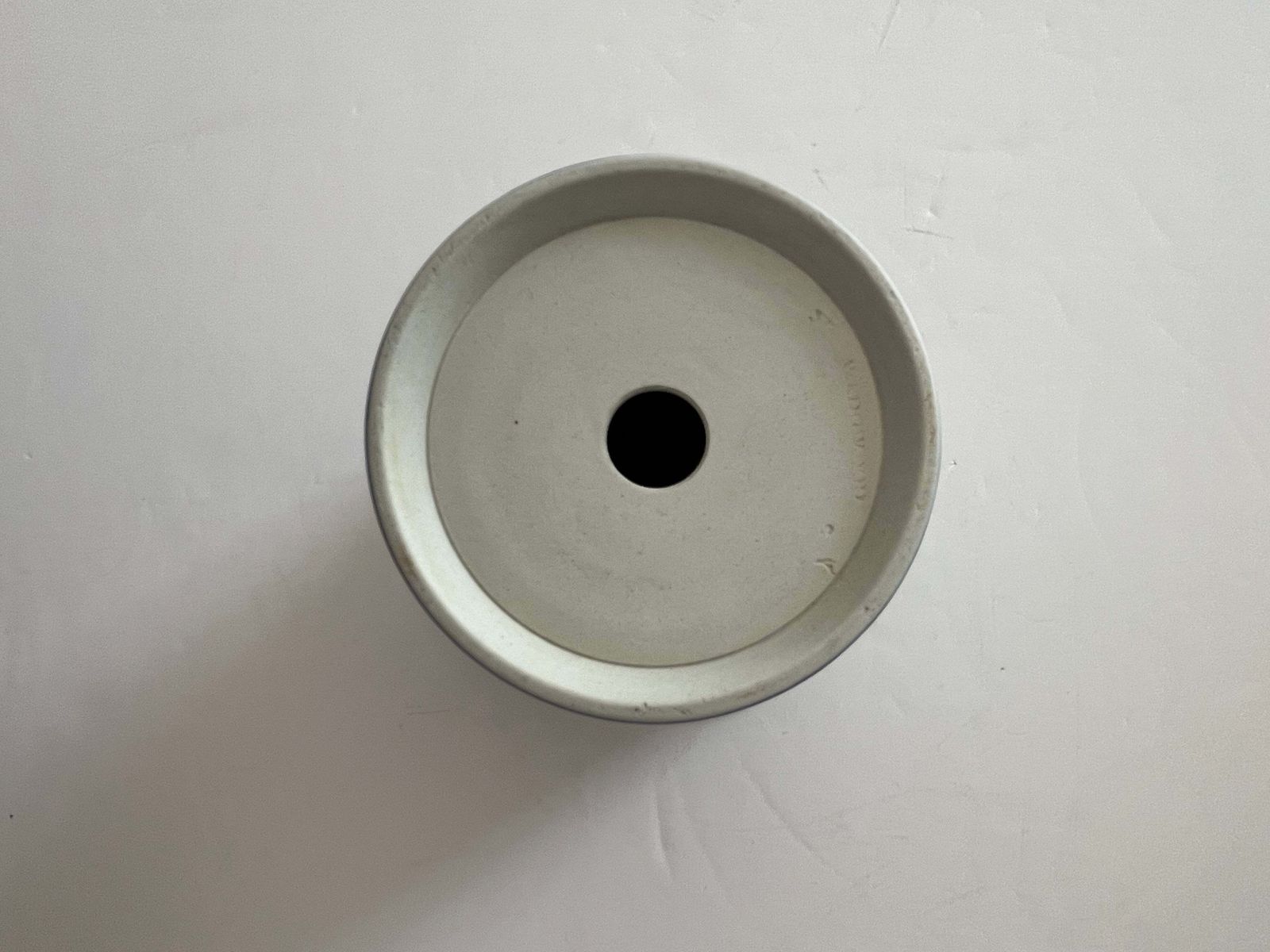 358.0 Wedgwood Jasperware kleine bloempot met onderbord, klassieke figuren, jaren 1920 photo