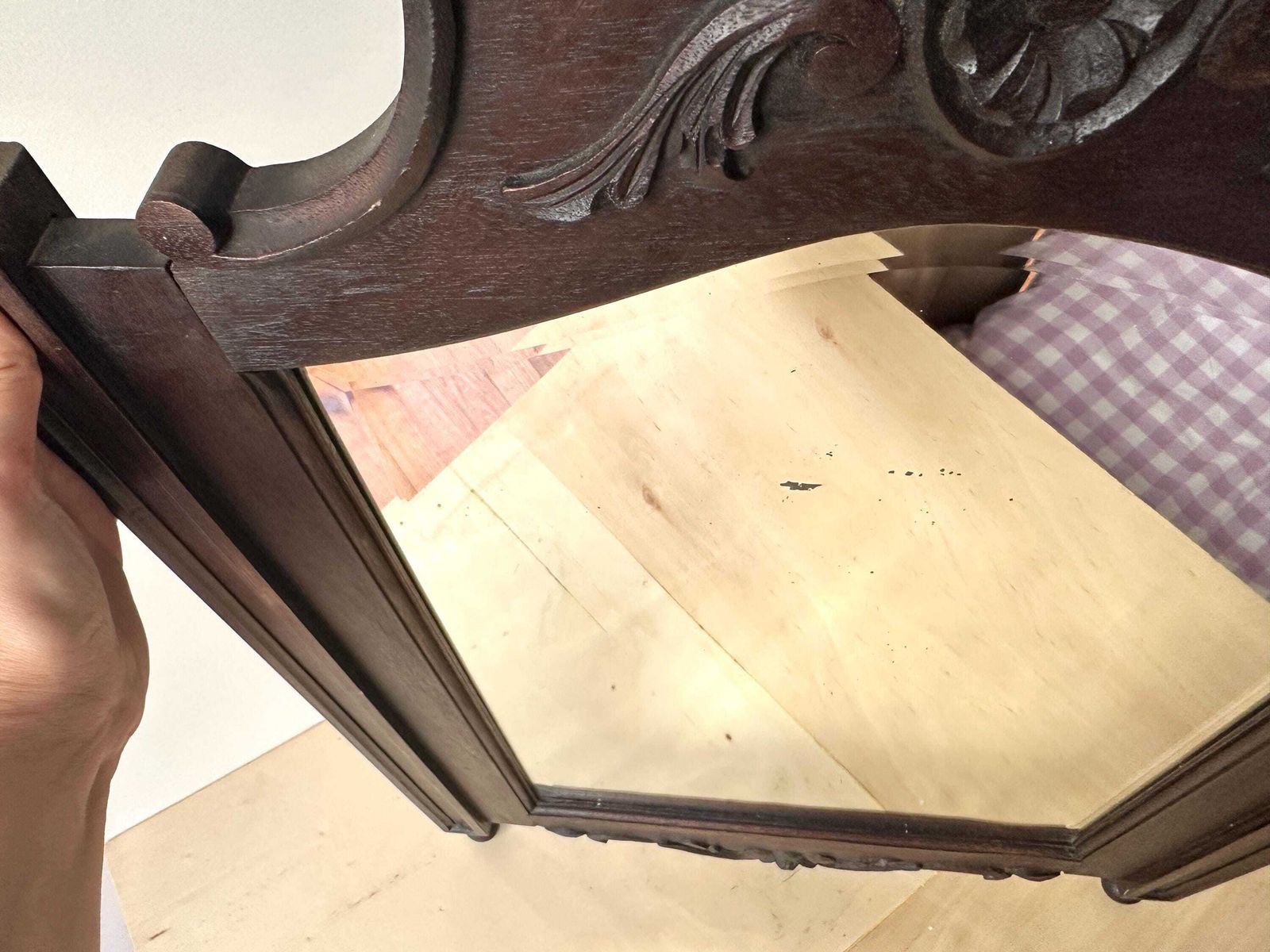 photo vintage Antiek Frans gesneden houten spiegel met facetglas, grote spiegel in Henri II-stijl, decoratie naar voorbeeld van de Renaissance