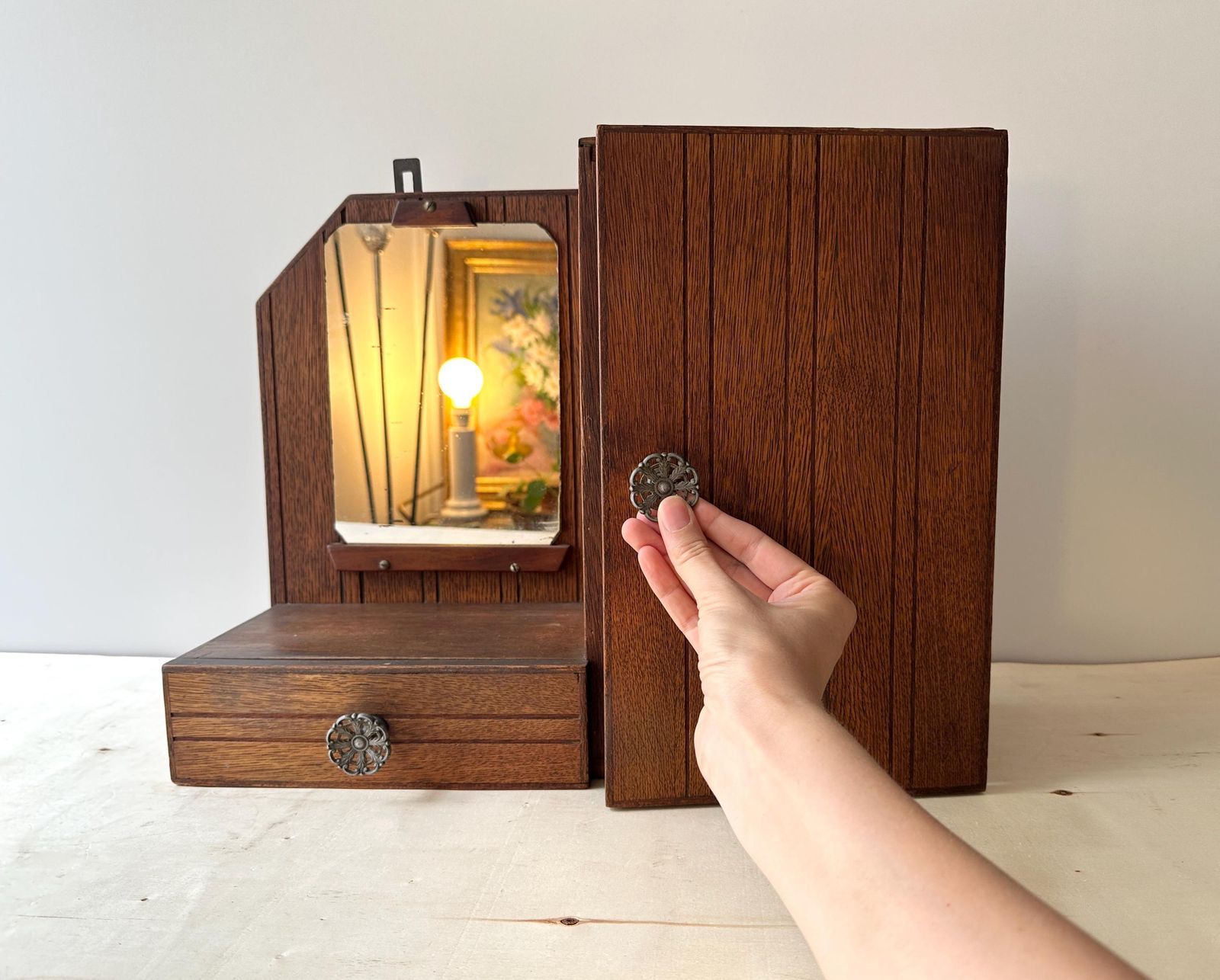 Antiek Frans art deco medicijnkastje met spiegel, jaren 1930, wandkastje met zijdeur en lade photo furniture