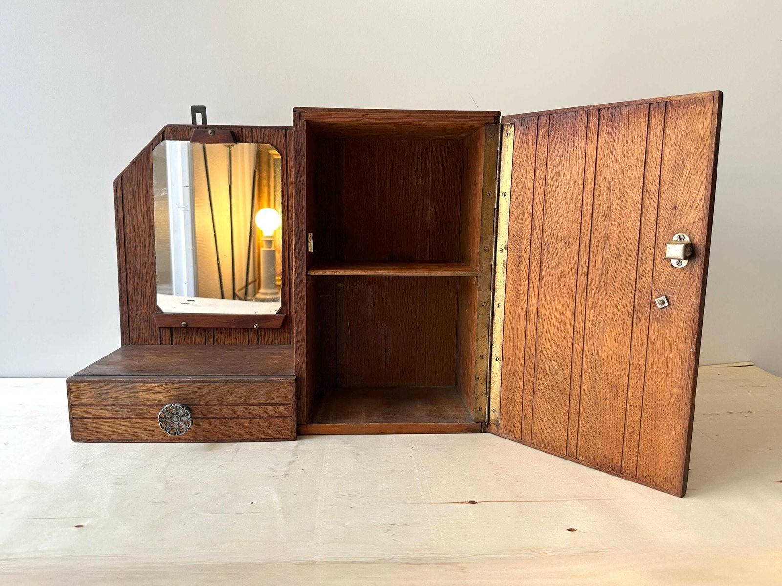 Antiek Frans art deco medicijnkastje met spiegel, jaren 1930, wandkastje met zijdeur en lade photo for sale