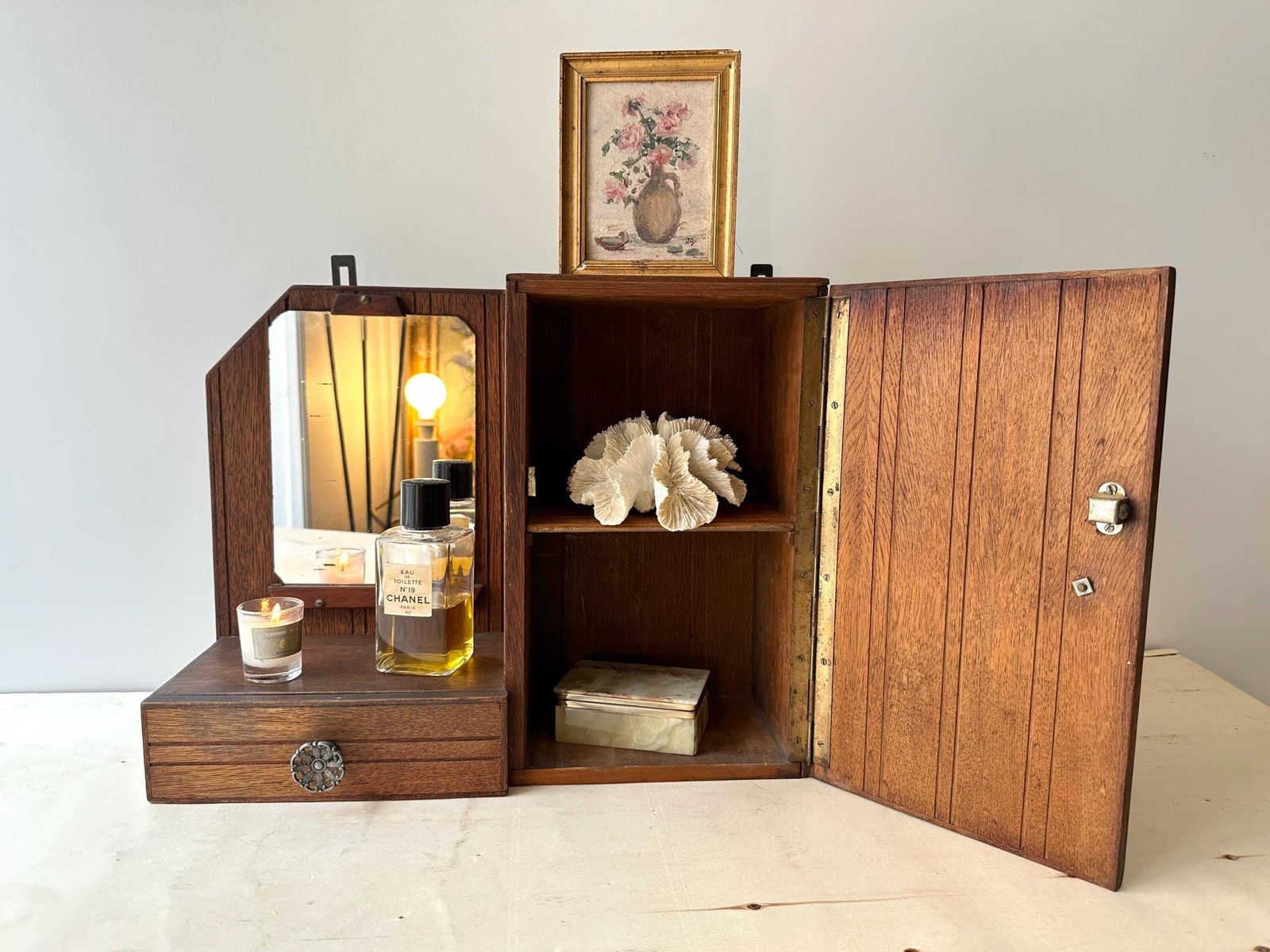 photo for sale Antiek Frans art deco medicijnkastje met spiegel, jaren 1930, wandkastje met zijdeur en lade