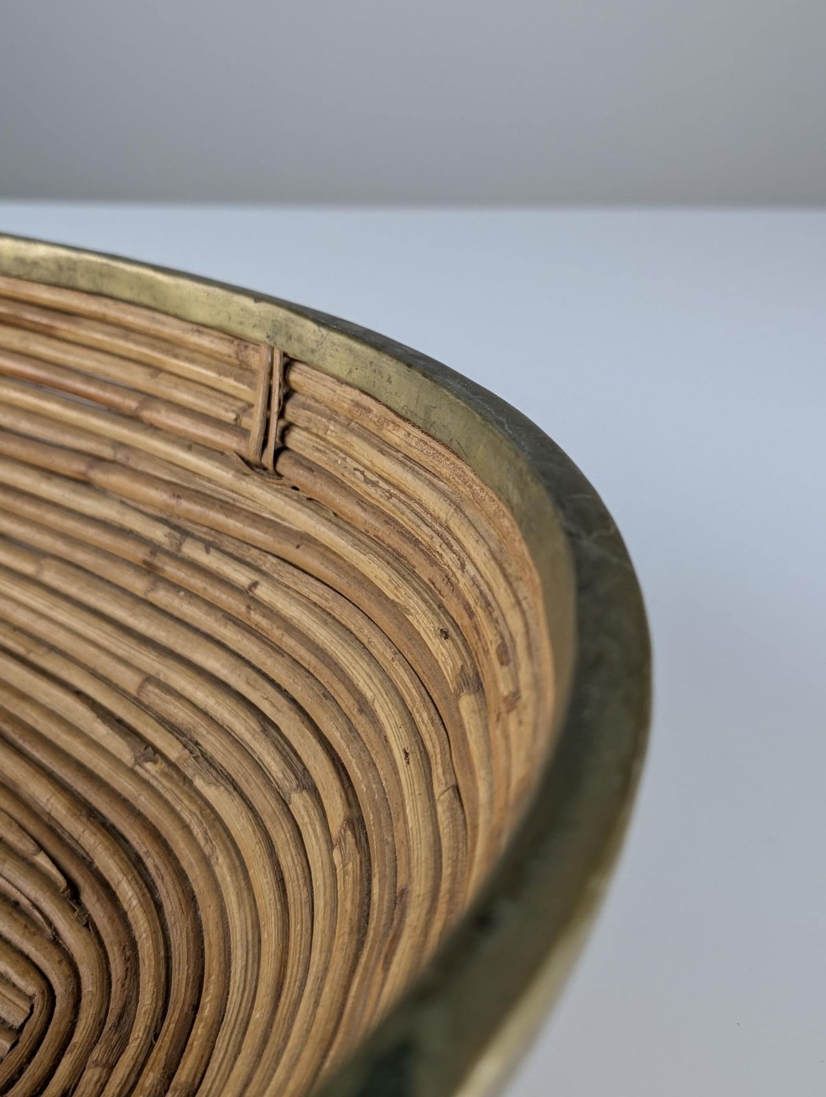 Coupe de milieu de table italienne Mid Century en rotin et laiton, ovale, années 1970 photo buy