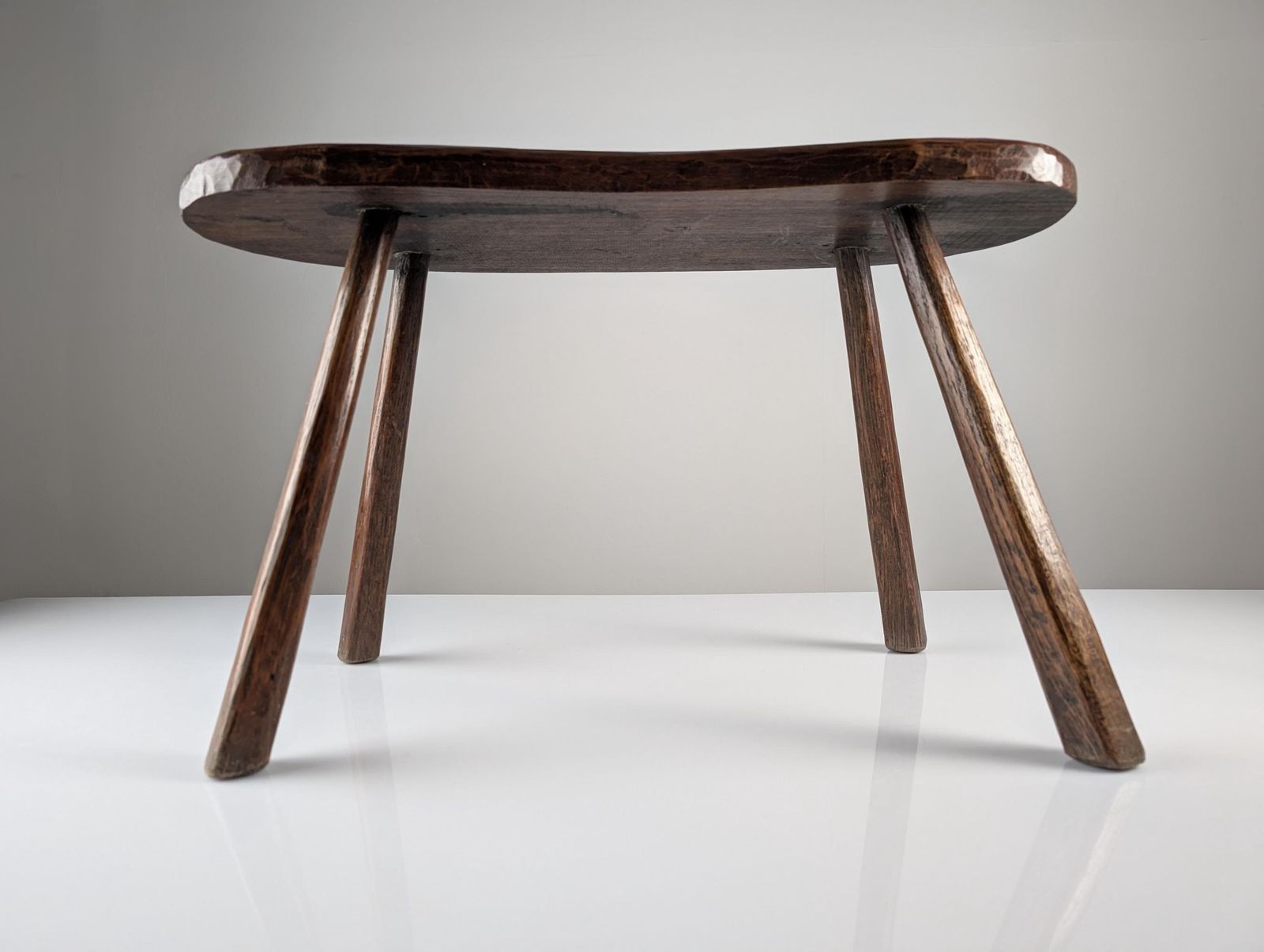 Banc rustique en bois sculpté à la main, plateau de forme organique libre, années 1940 photo for sale