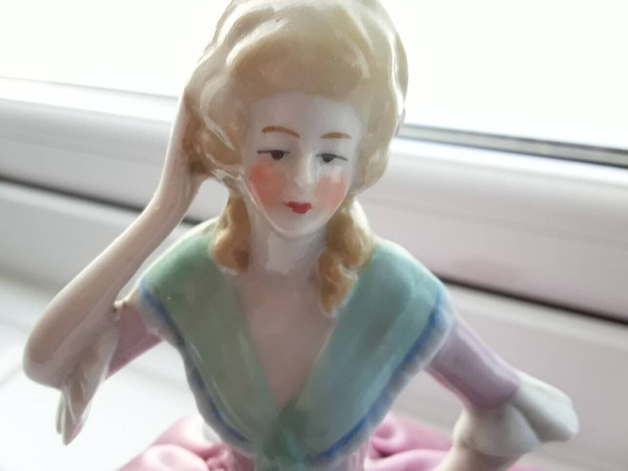 Demi-poupée en porcelaine avec pelote à épingles, années 1930, jupe rose blush photo 91.0