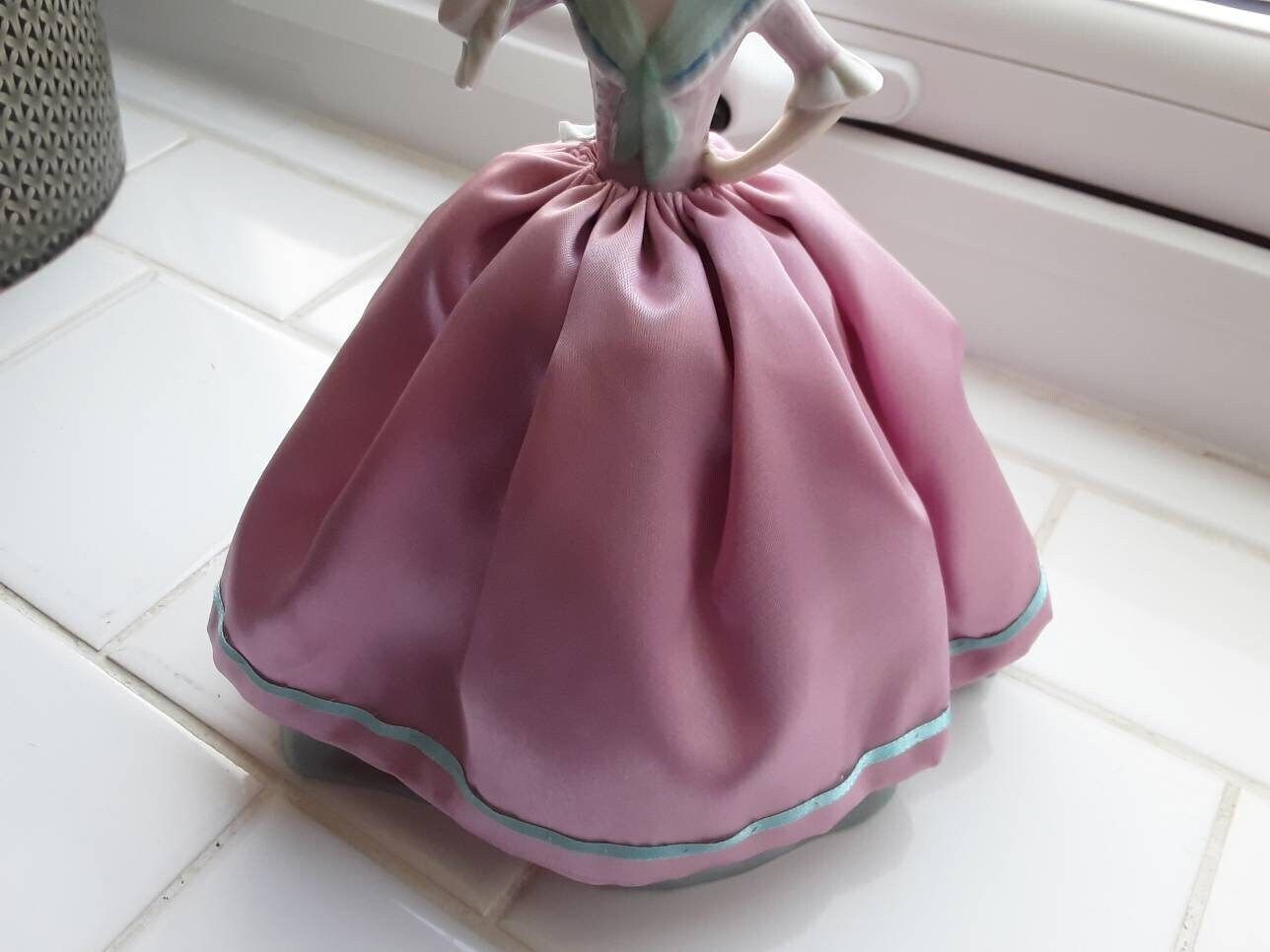 Demi-poupée en porcelaine avec pelote à épingles, années 1930, jupe rose blush photo vinterior
