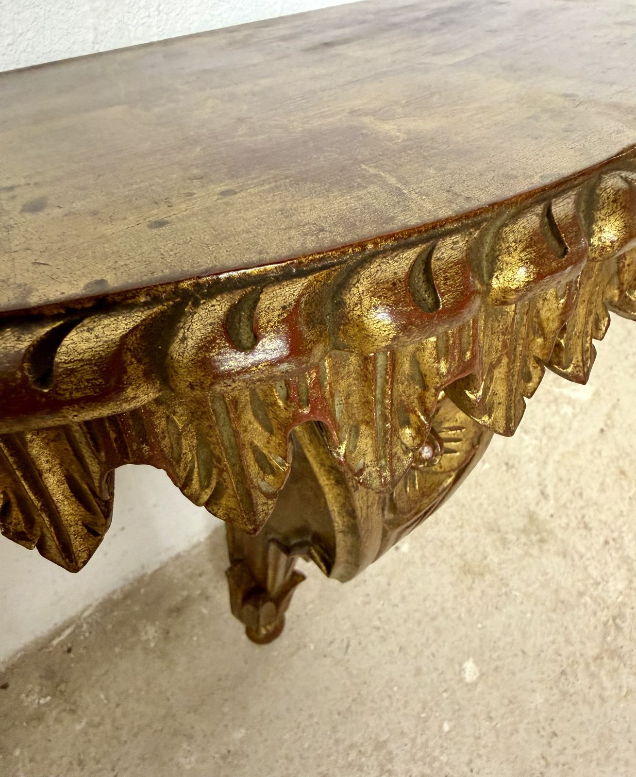 2430.0 Paar Italiaanse polychroom beschilderde wandconsoles, midden 20e eeuw photo