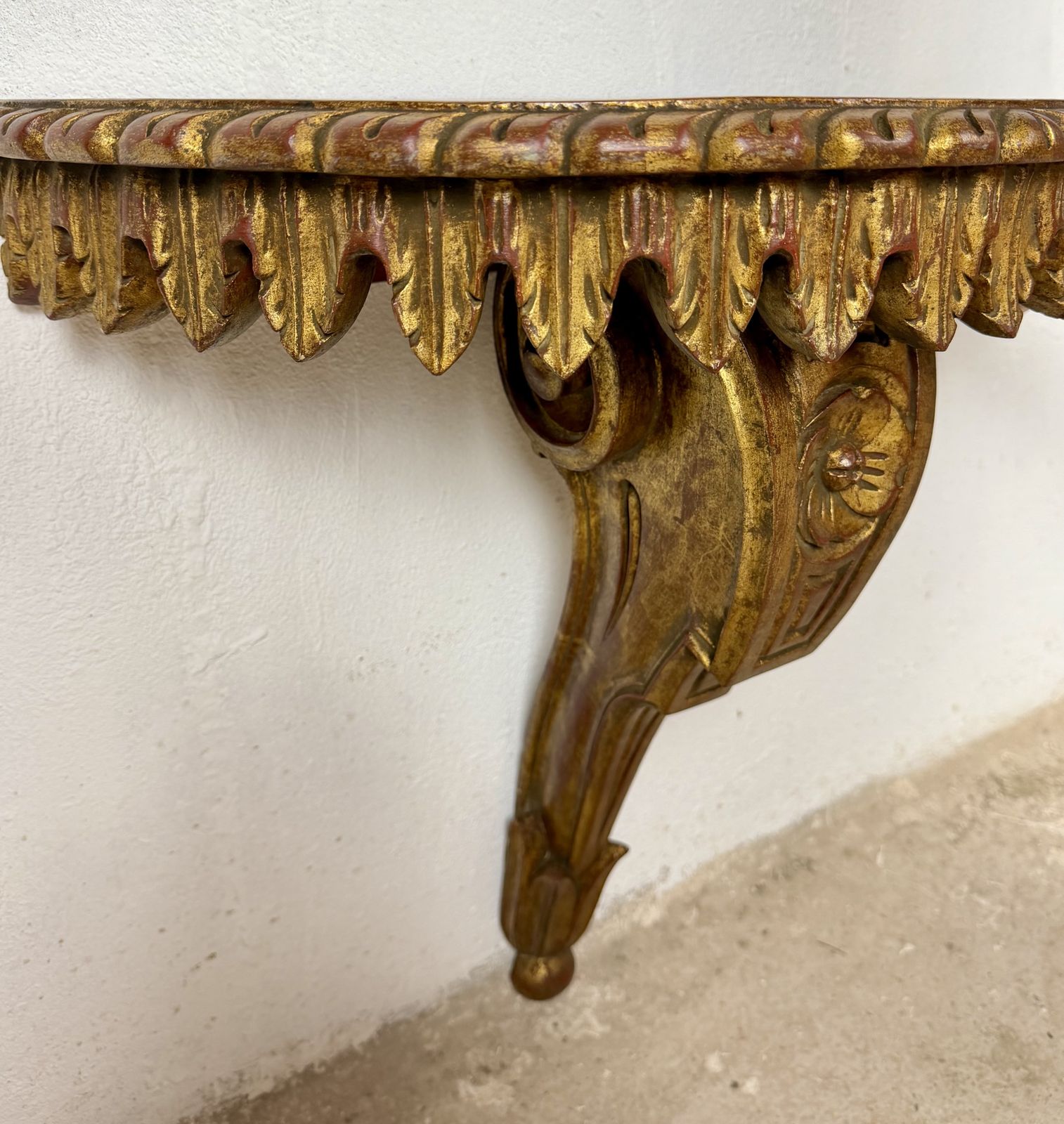 photo vintage Paar Italiaanse polychroom beschilderde wandconsoles, midden 20e eeuw