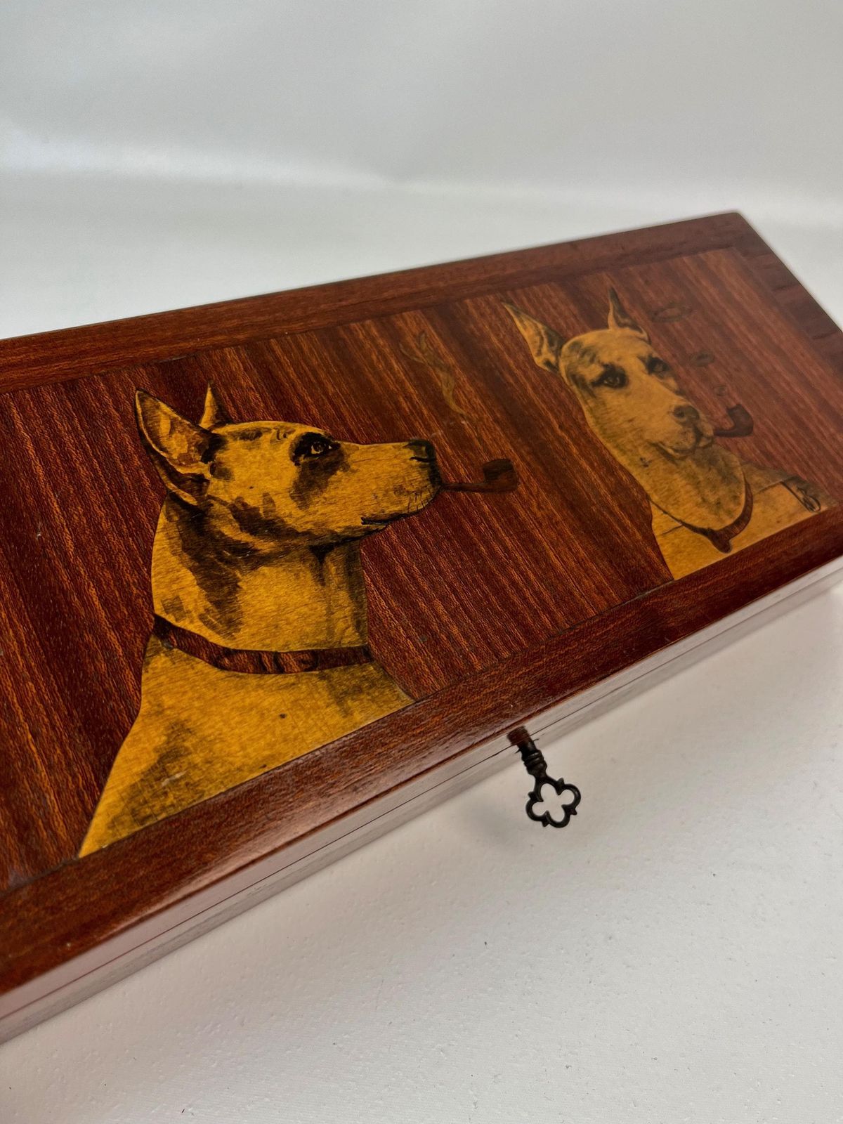 Boîte à tabac d'époque Art déco en bois, marqueterie de chiens, avec serrure et clé, signée et datée 1934 photo buy