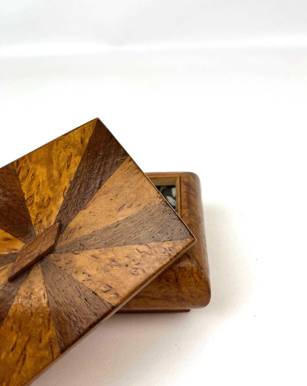 Boîte à bijoux Art déco d'époque, placage de bois de loupe et motif soleil, rare photo 323.0