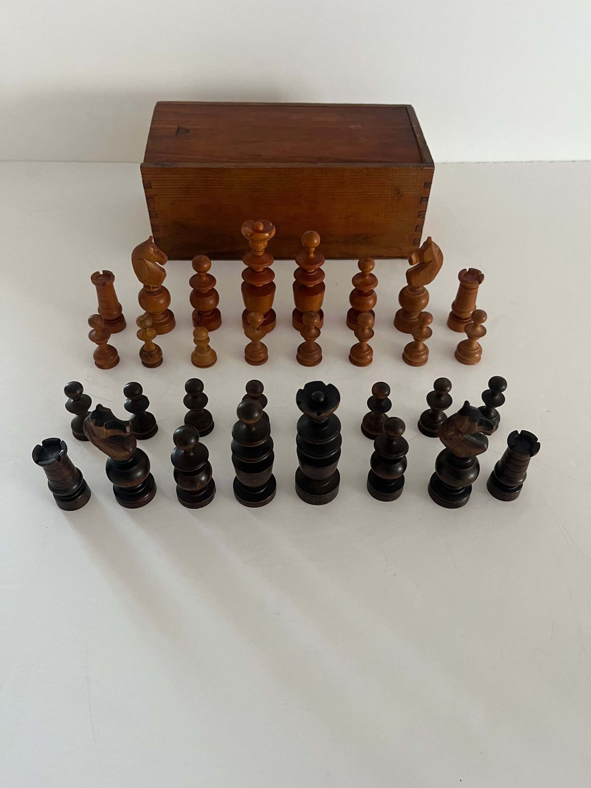 Handgemaakt antiek schaakspel, Regency-stijl, hardhouten stukken, ca. 1900 photo furniture