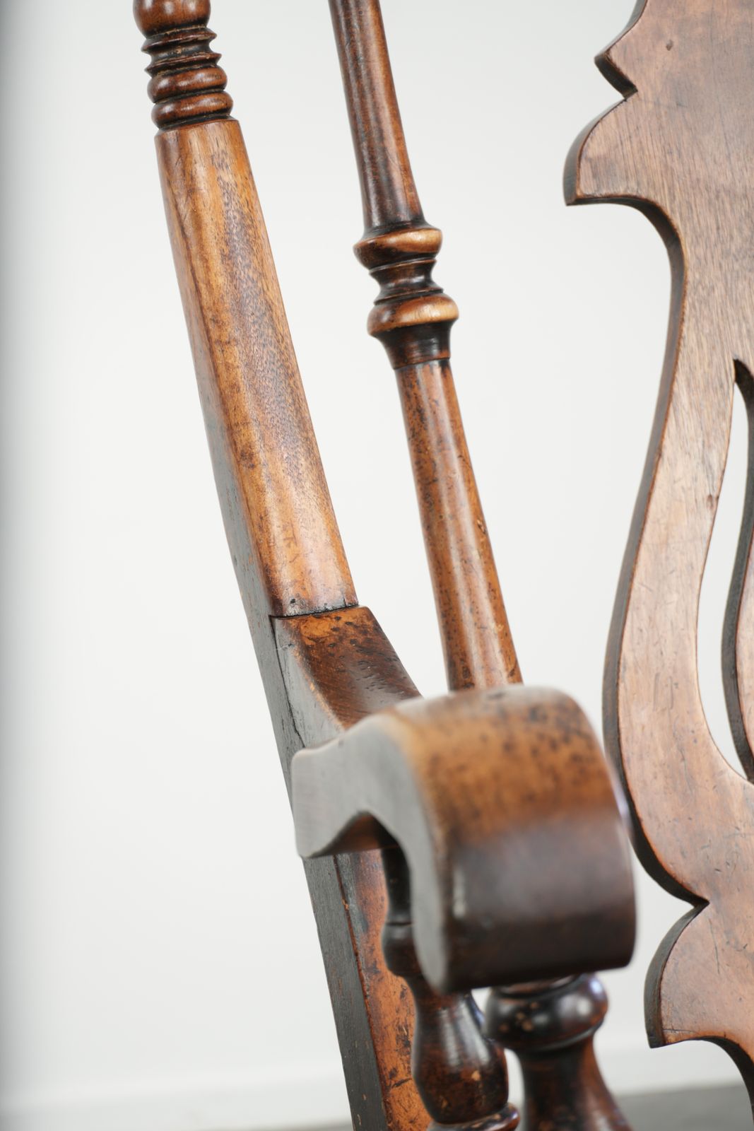 photo buy Mooie, elegante antieke houten Engelse Windsor spindelstoel met een fraaie kleurstelling, begin 19e eeuw.