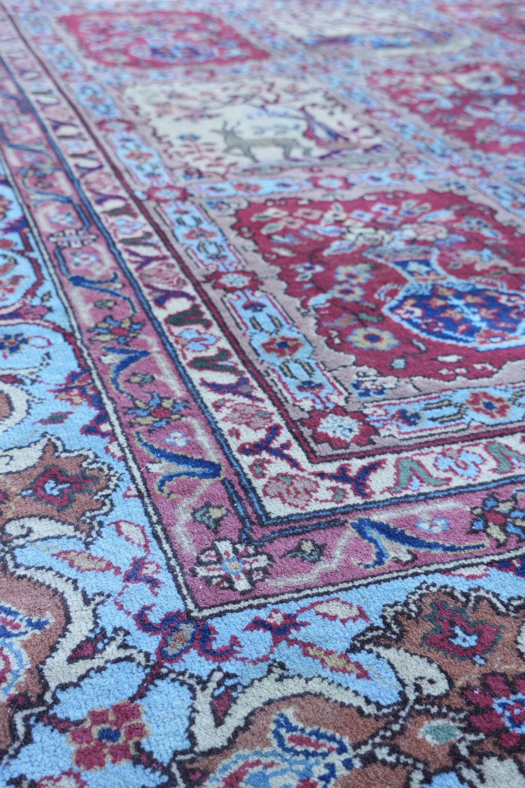 Large Oriental Style Rug With Elegant Patterns And Beautiful Colors 397x304cm photo furniture