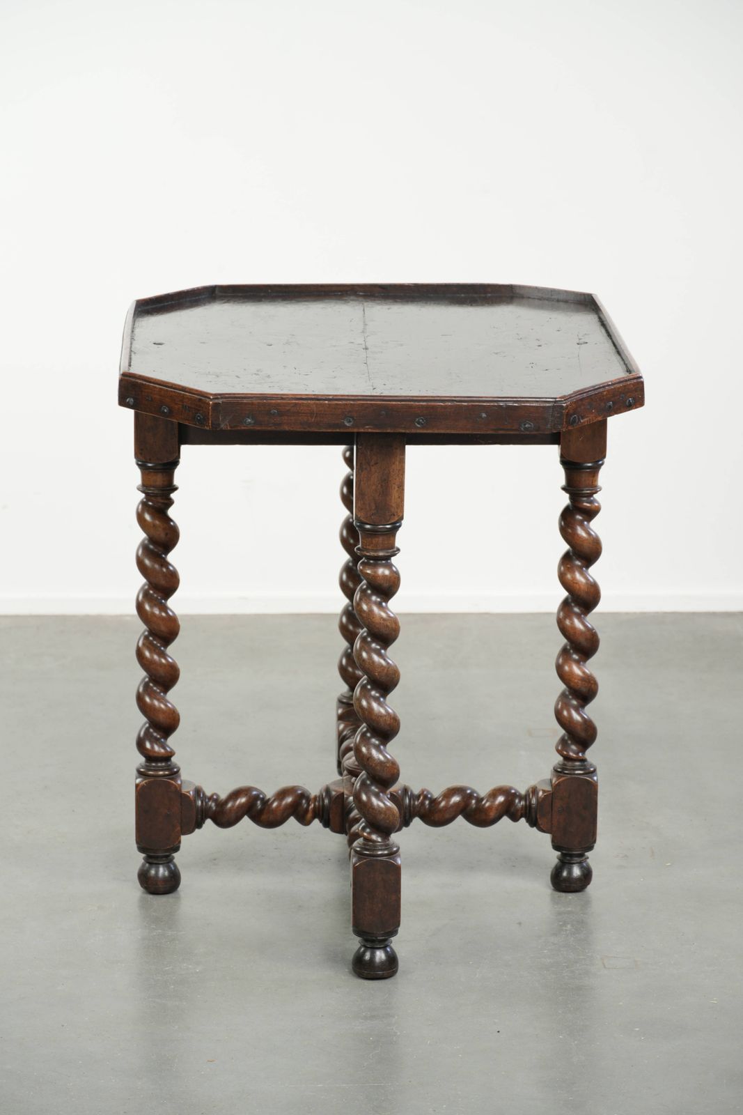 Bijzondere antieke Engelse walnoten zij-/centertafel met gedraaide poten en een achthoekig blad, ca. 1680. photo for sale