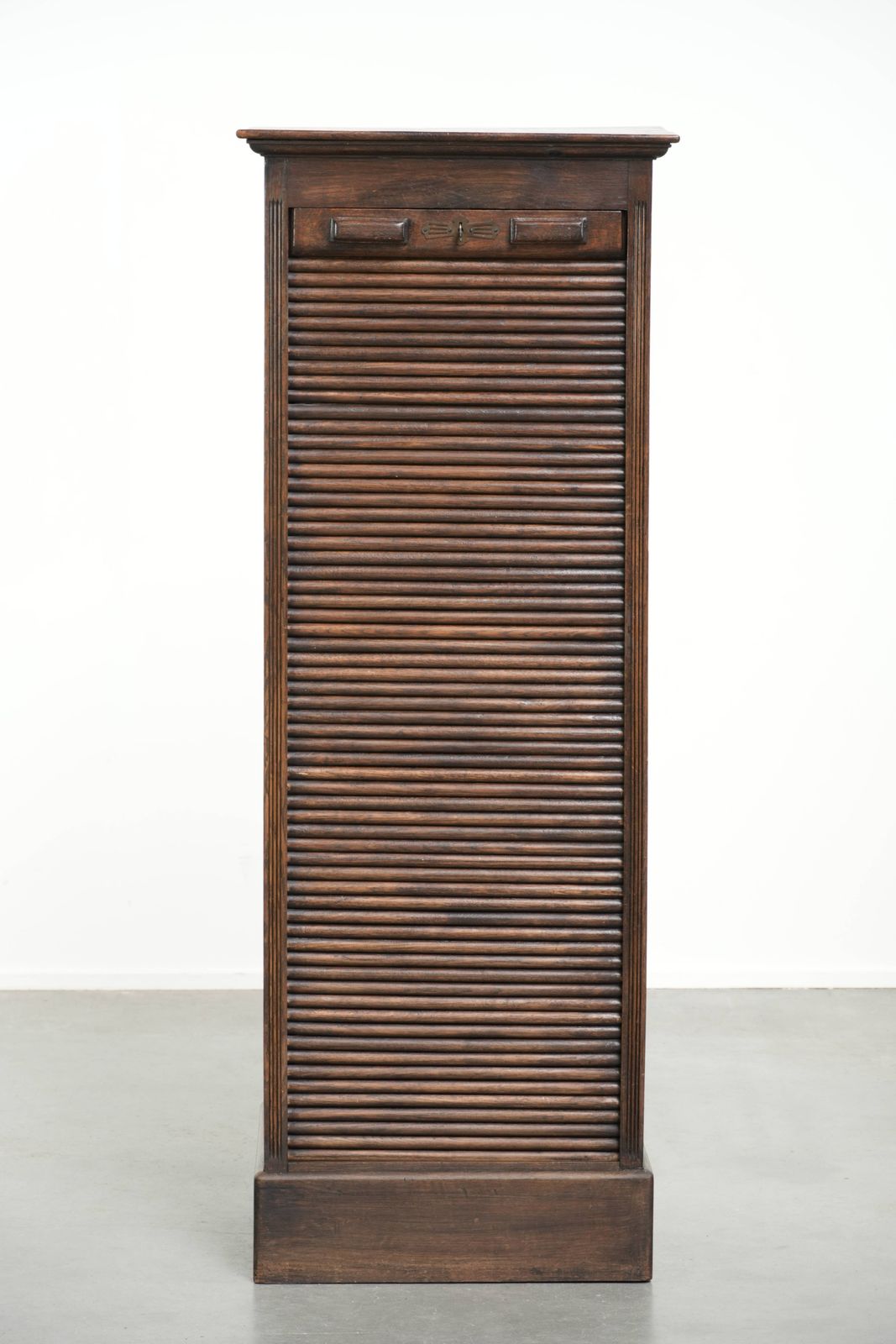 Zeer mooie Engelse antieke eikenhouten archief/notariskast met rolluikdeur, begin 20e eeuw photo furniture