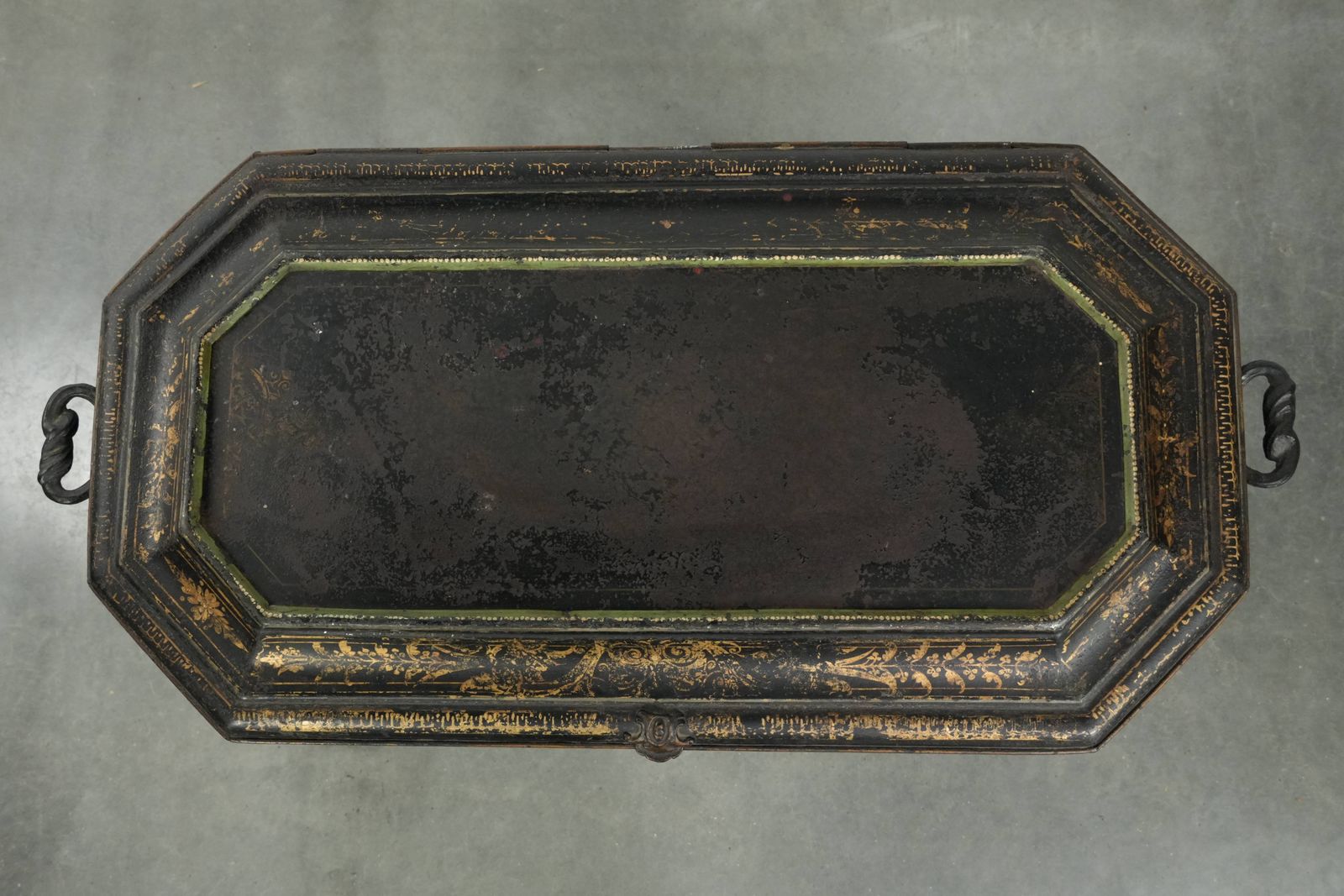 Elegante antieke kolenbak in Chinoiserie-stijl uit de 19e eeuw met fraaie accenten en messing ornamenten. photo buy