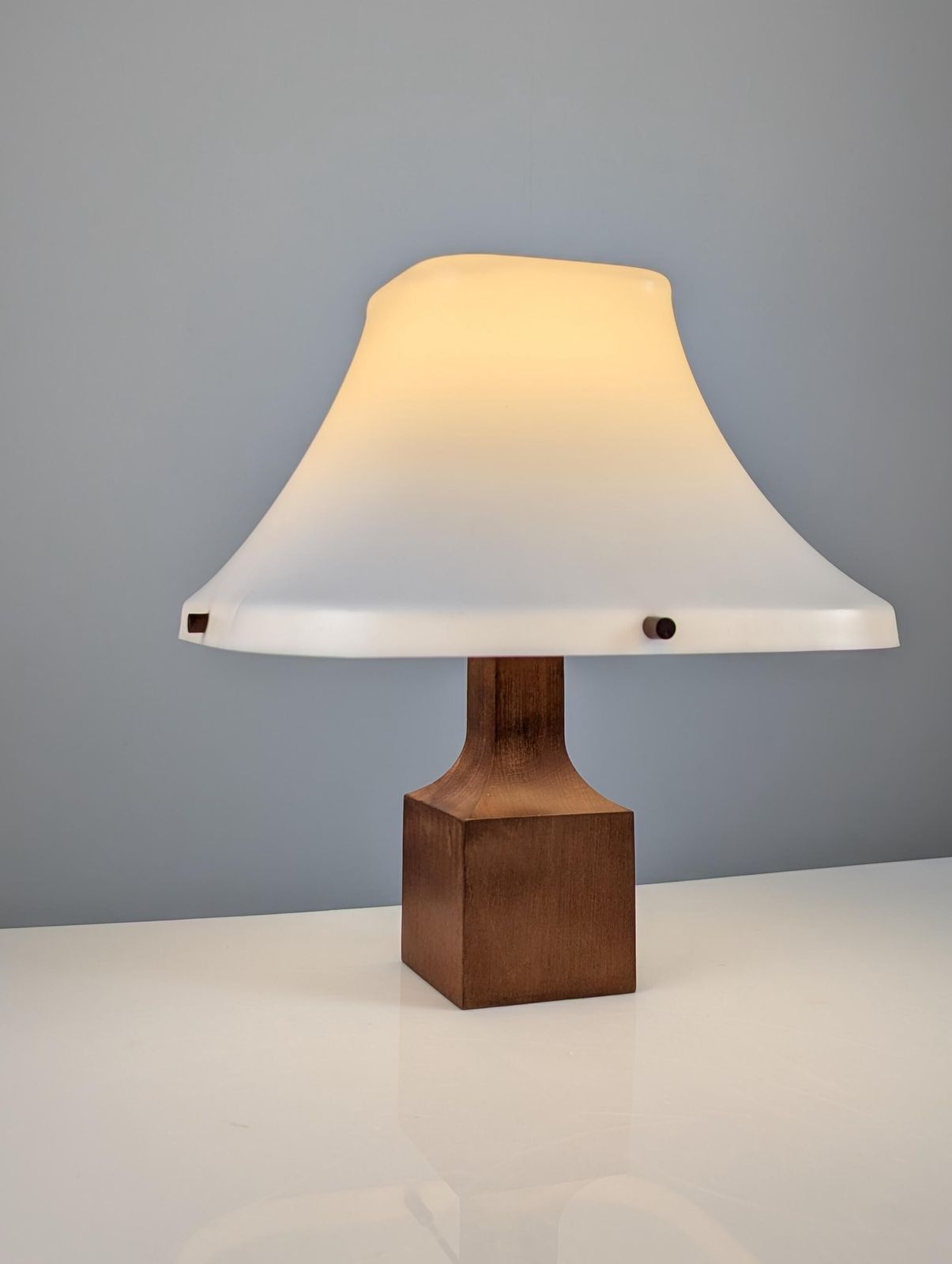 Lampe de table Danish Modern en teck, abat-jour pagode en acrylique, années 1960 photo buy