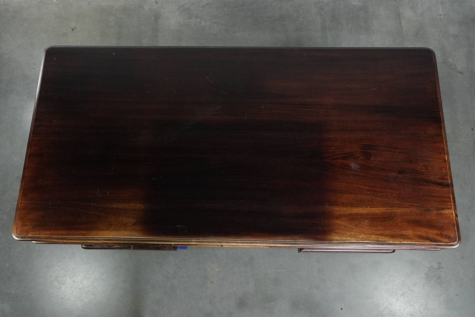 20e-eeuwse houten bureau/partnerbureau in Engelse stijl met een mooi uiterlijk photo vintage