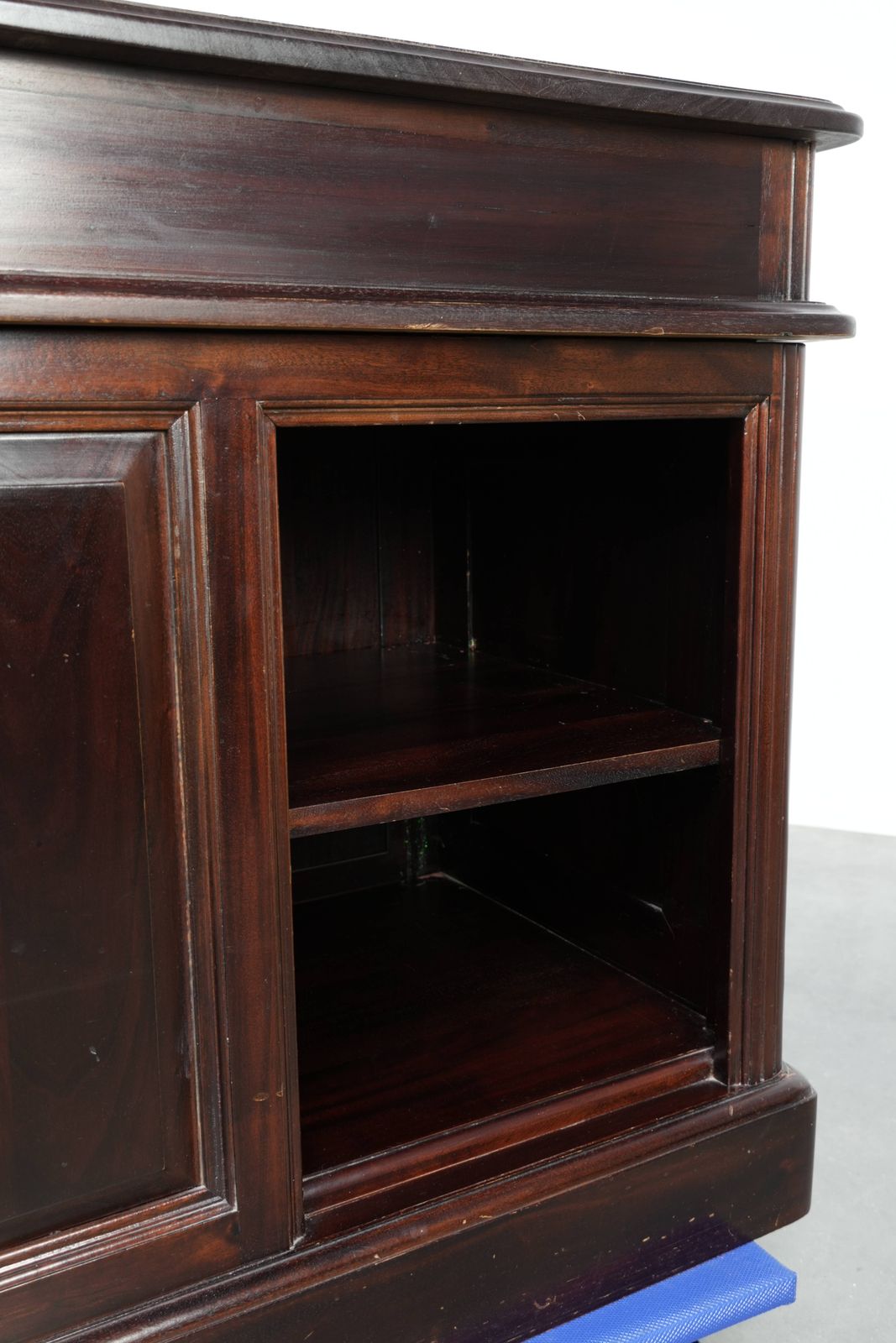 photo vintage 20e-eeuwse houten bureau/partnerbureau in Engelse stijl met een mooi uiterlijk