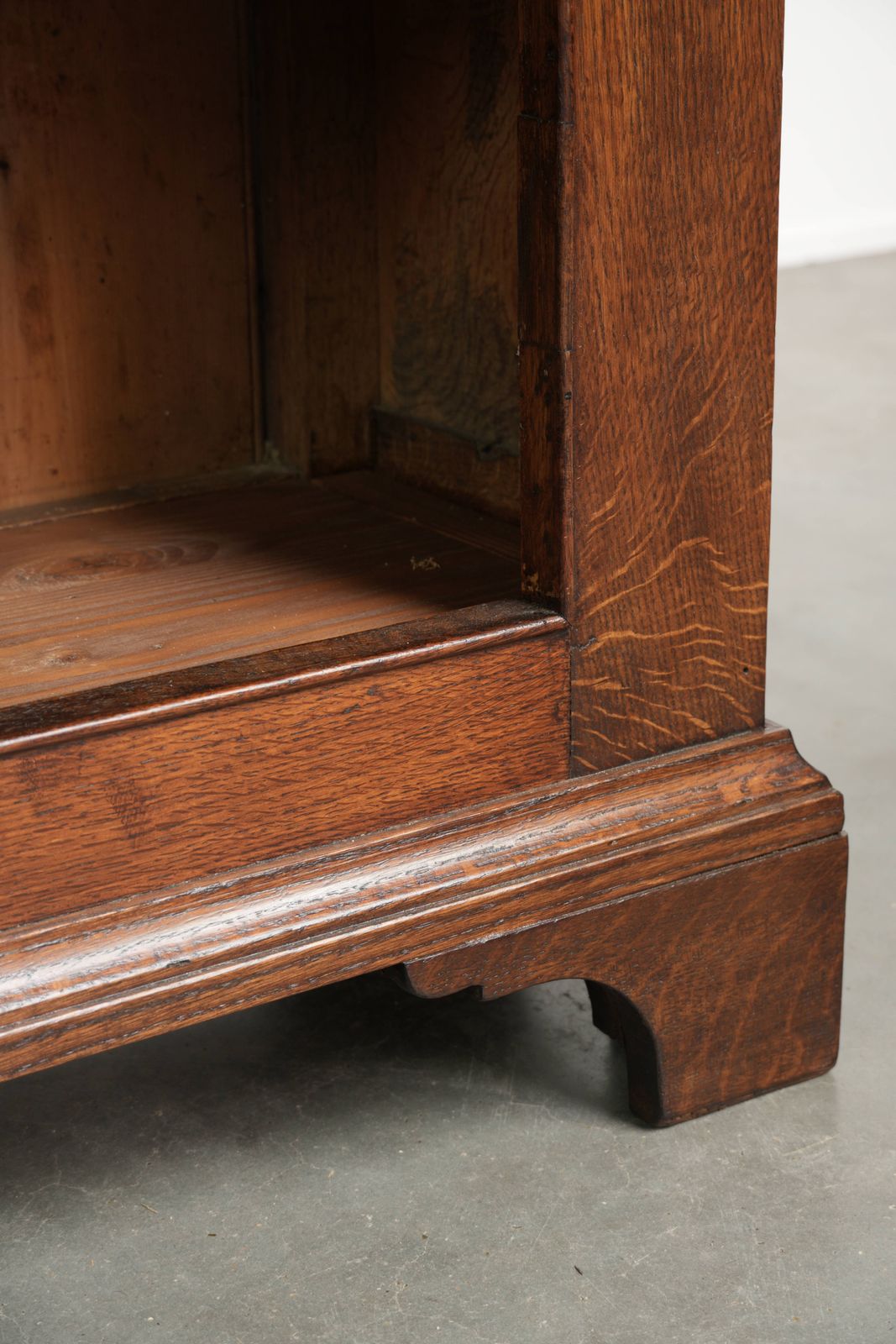 Meubels Antieke Engelse eiken boekenkast/inlegwerk kabinet uit het midden van de 19e eeuw photo