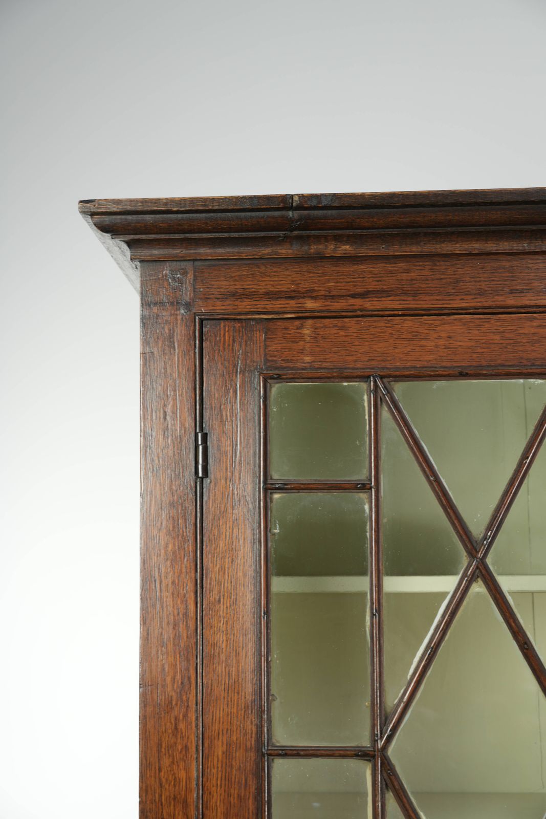 Antiek 18e-eeuws Welsh/Engels eikenhouten boeken/buffetkast met fraai glas en bijzondere details. photo vinterior