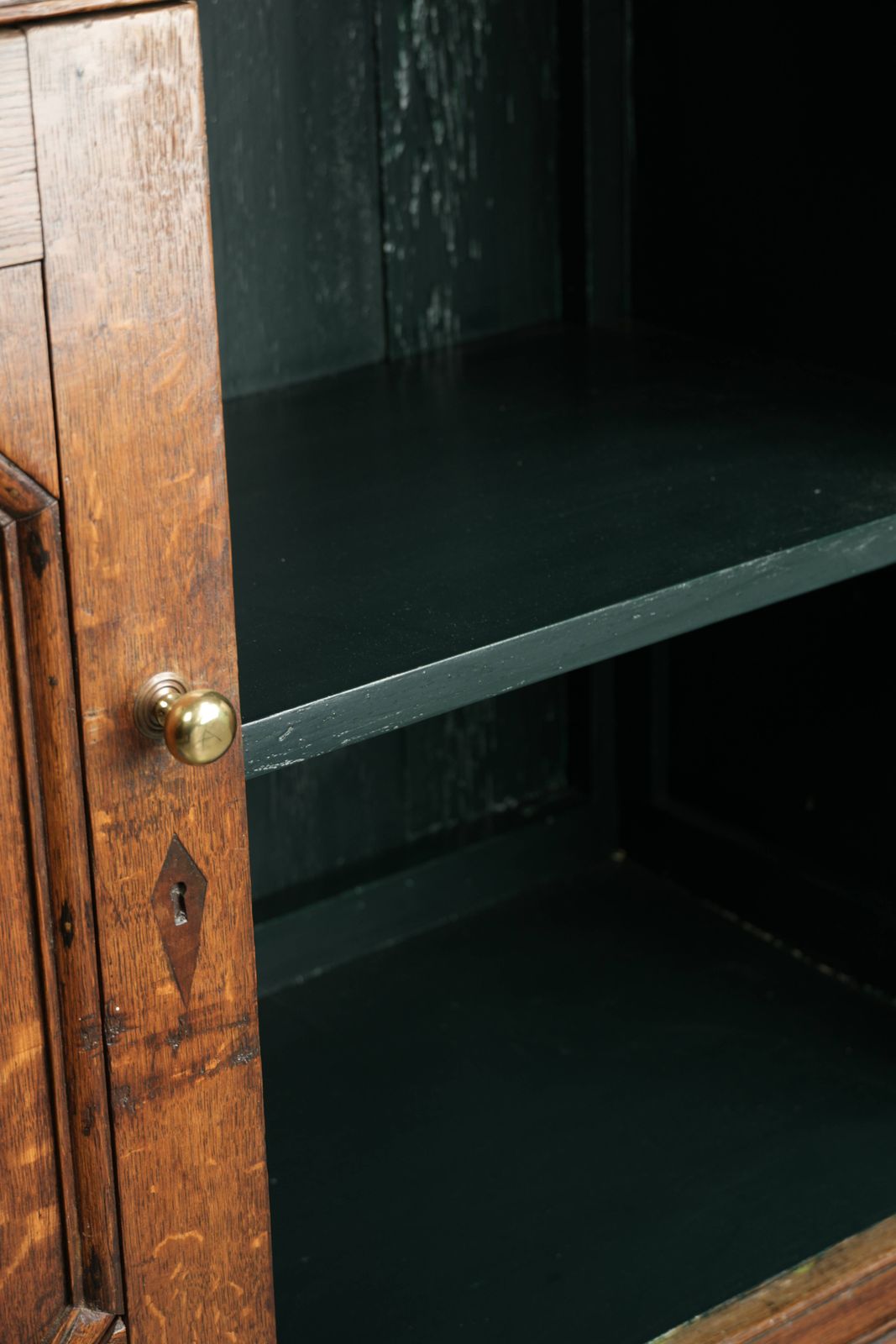 photo for sale Antiek 18e-eeuws Welsh/Engels eikenhouten boeken/buffetkast met fraai glas en bijzondere details.