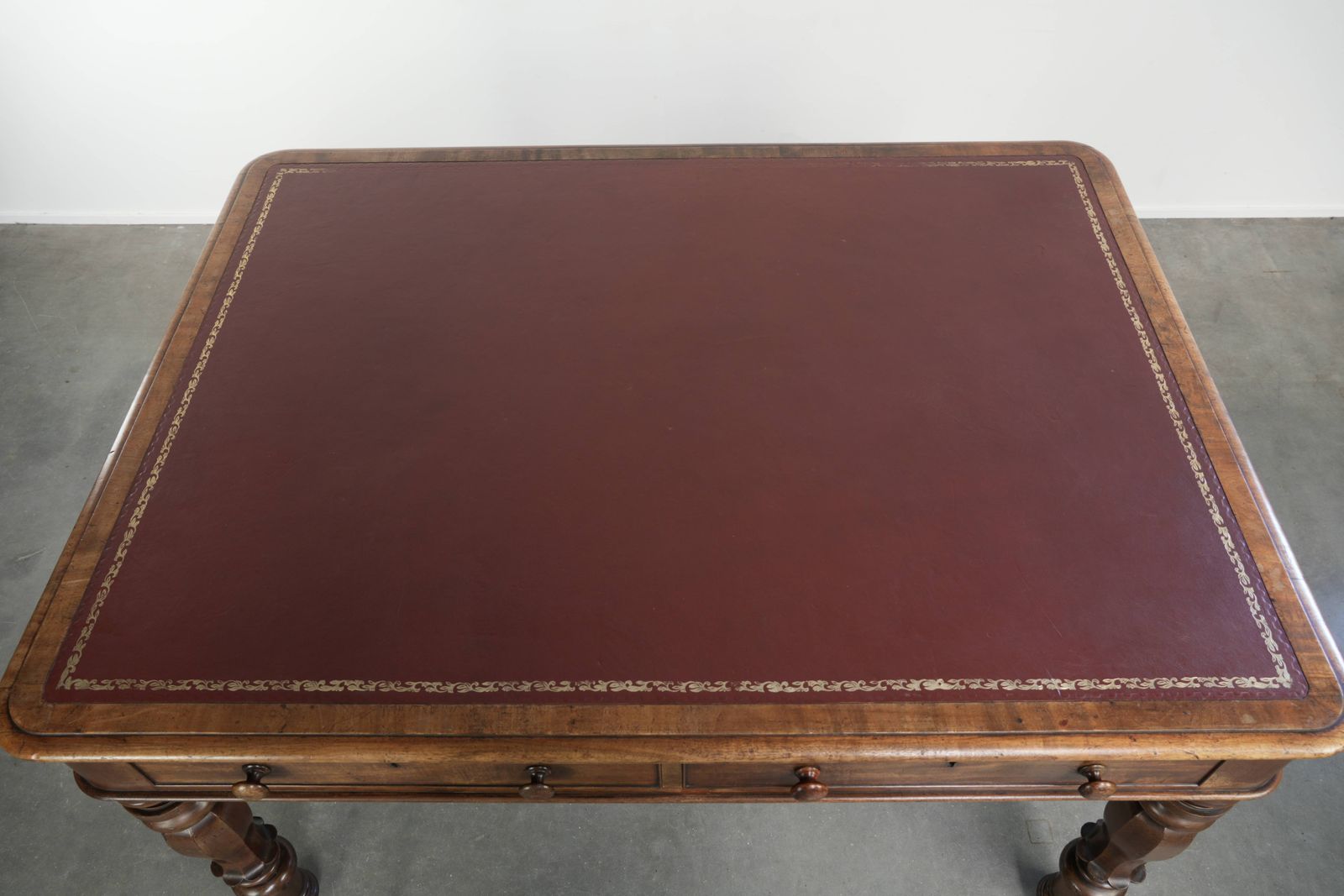 Antiek Engels schrijfbureau/bureau/bibliotheektafel uit het begin van de 19e eeuw met rood lederen blad en fraai uiterlijk. photo buy