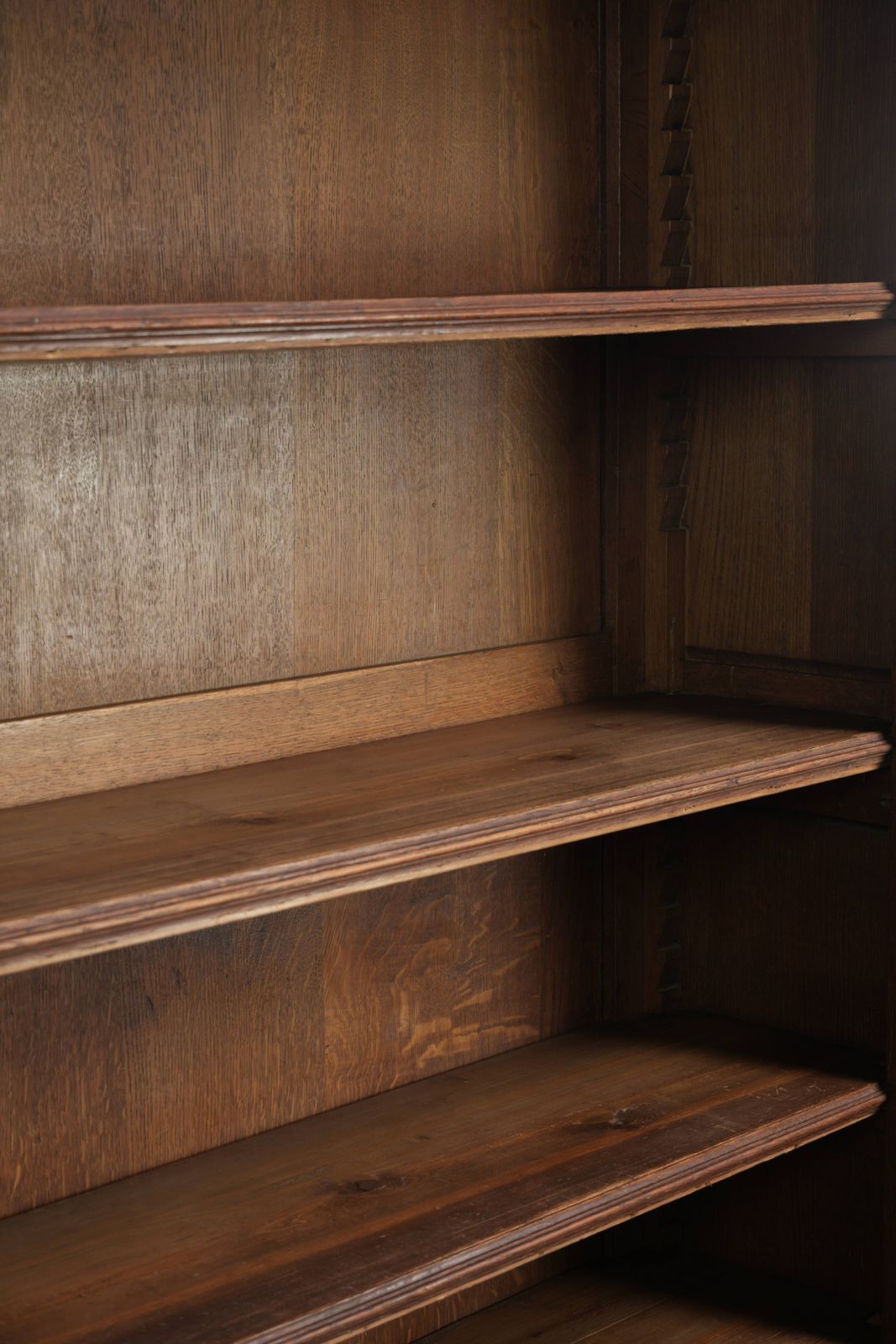 Grote antieke Nederlandse eiken boekenkast, begin 20e eeuw, met elegante details photo vinterior