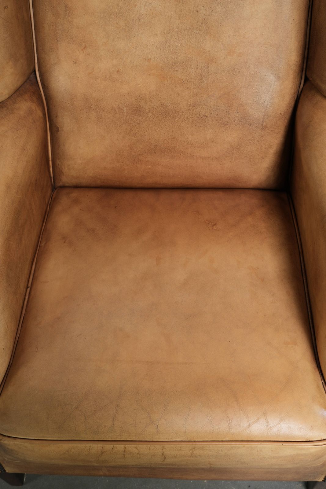 Set van twee lichte cowhide oorfauteuils met een tijdloze Engelse uitstraling en goed zitcomfort photo 1852.0