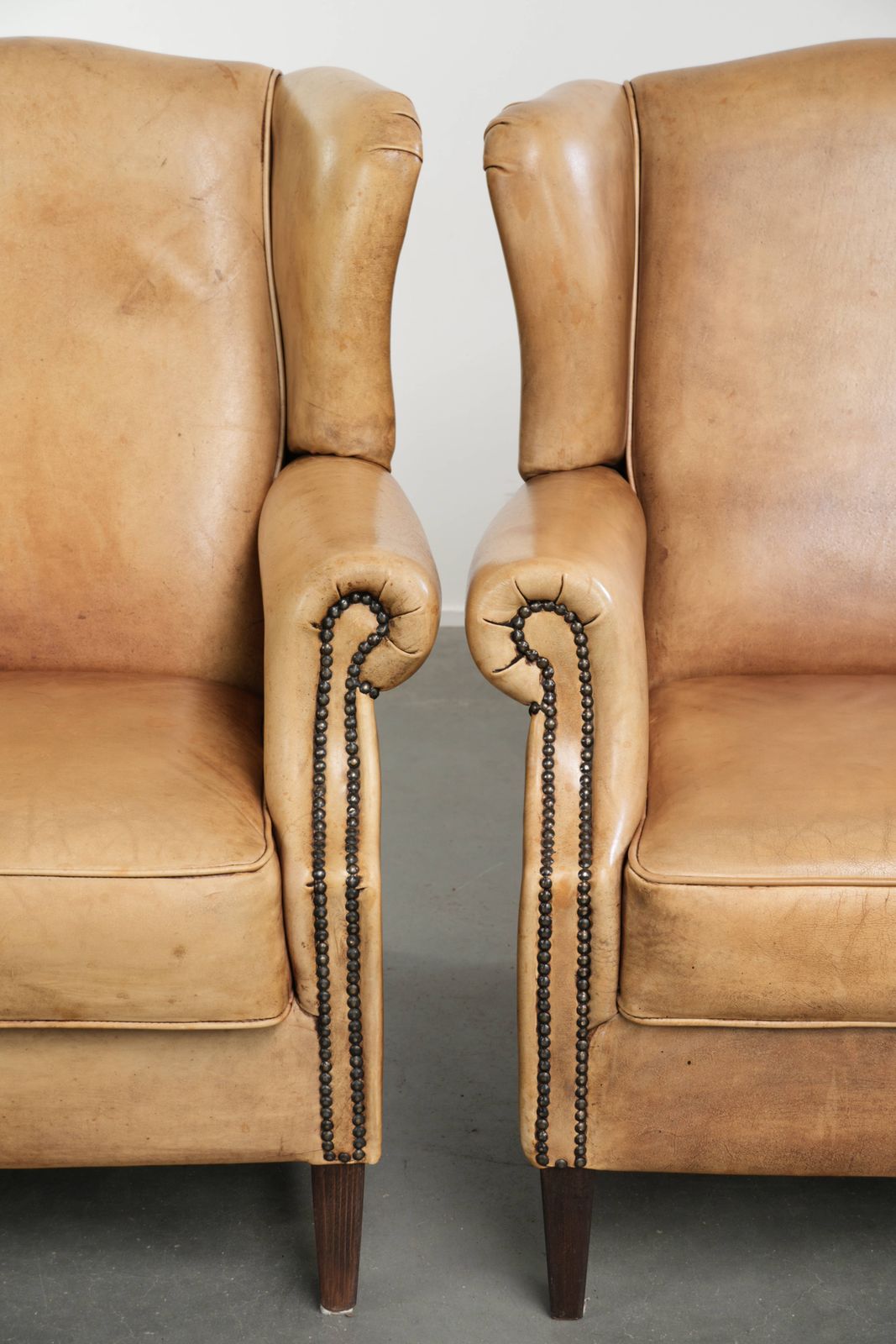 photo for sale Set van twee lichte cowhide oorfauteuils met een tijdloze Engelse uitstraling en goed zitcomfort