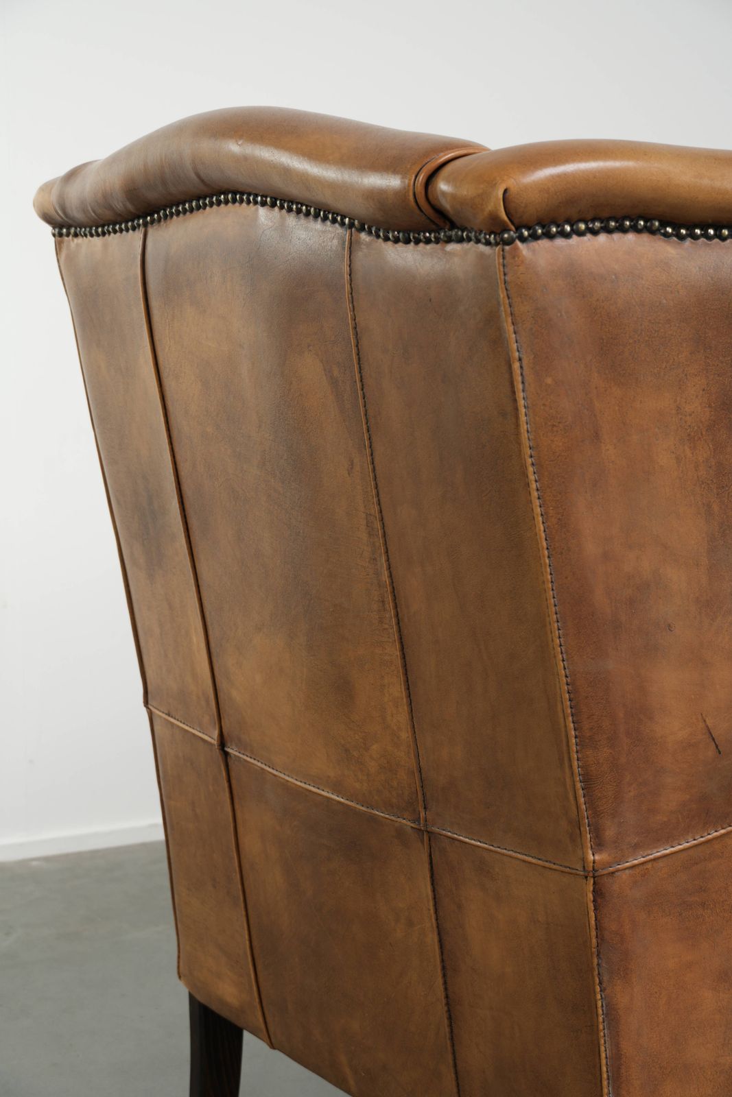 photo vinterior Lichte Koeienhuid Vleugelfauteuil Met Tijdloze Engelse Uitstraling En Goed Zitcomfort