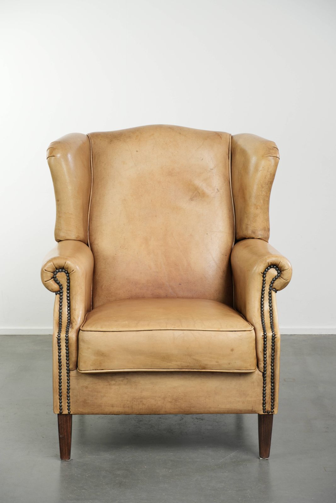 Lichte koeienhuid fauteuil met vleugelleuningen, een mooie tijdloze Engelse uitstraling en goed zitcomfort. photo furniture