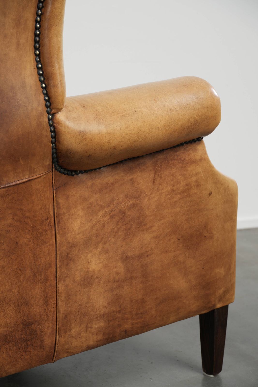 photo vinterior Lichte koeienhuid fauteuil met vleugelleuningen, een mooie tijdloze Engelse uitstraling en goed zitcomfort.