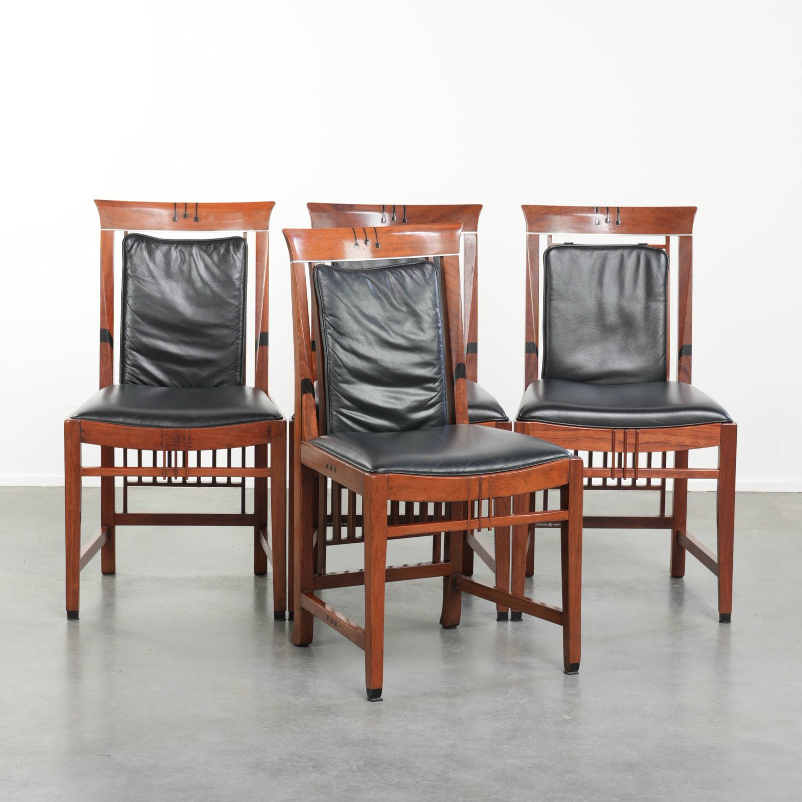Elegante set van vier art deco eetkamerstoelen in zwart koeienhuidleer en hout