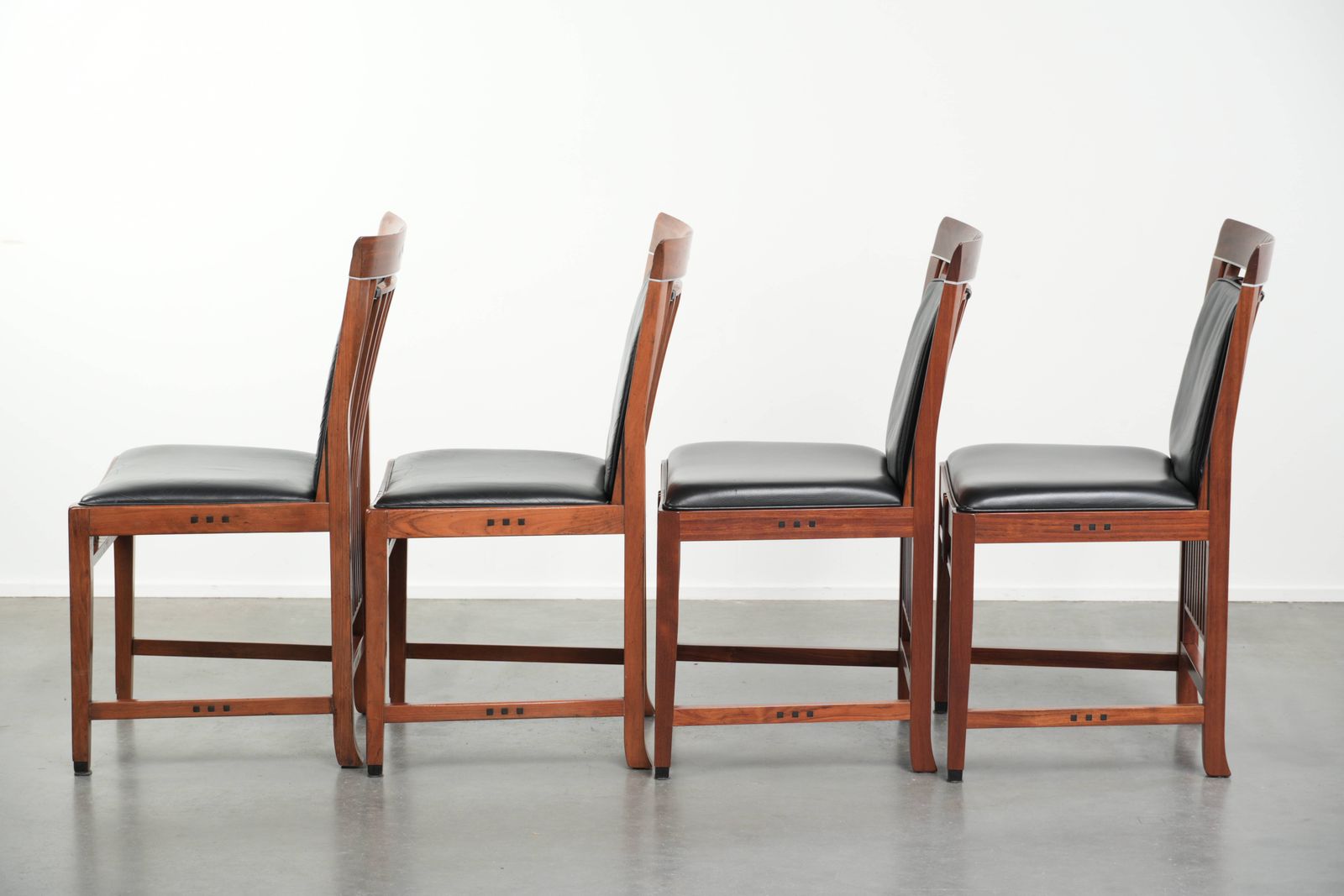 Elegante set van vier art deco eetkamerstoelen in zwart koeienhuidleer en hout photo 1562.0