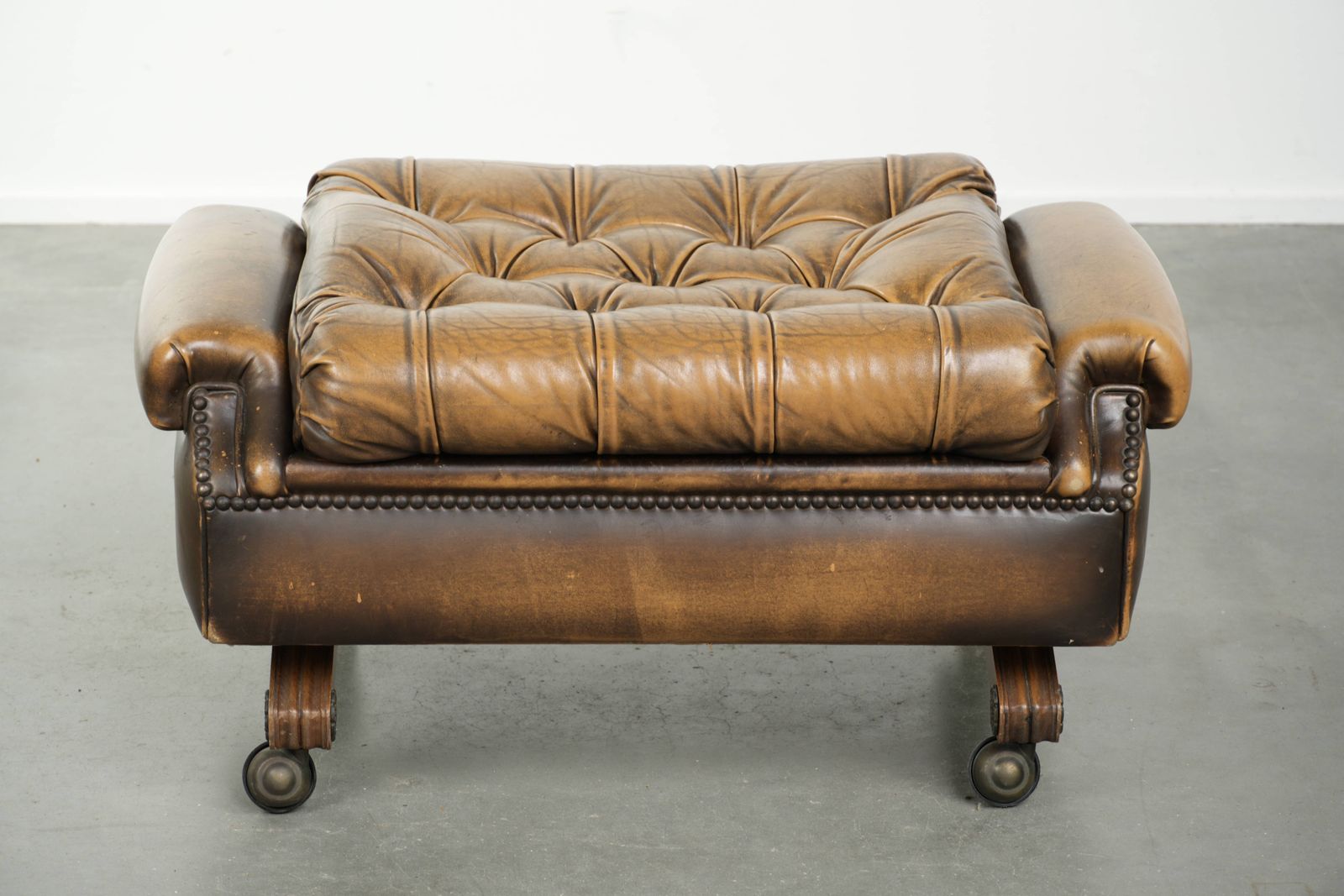 Unieke en elegante Engelse Chesterfield ottoman in koeienhuidleer op wieltjes, afgewerkt met decoratieve nagels. photo furniture